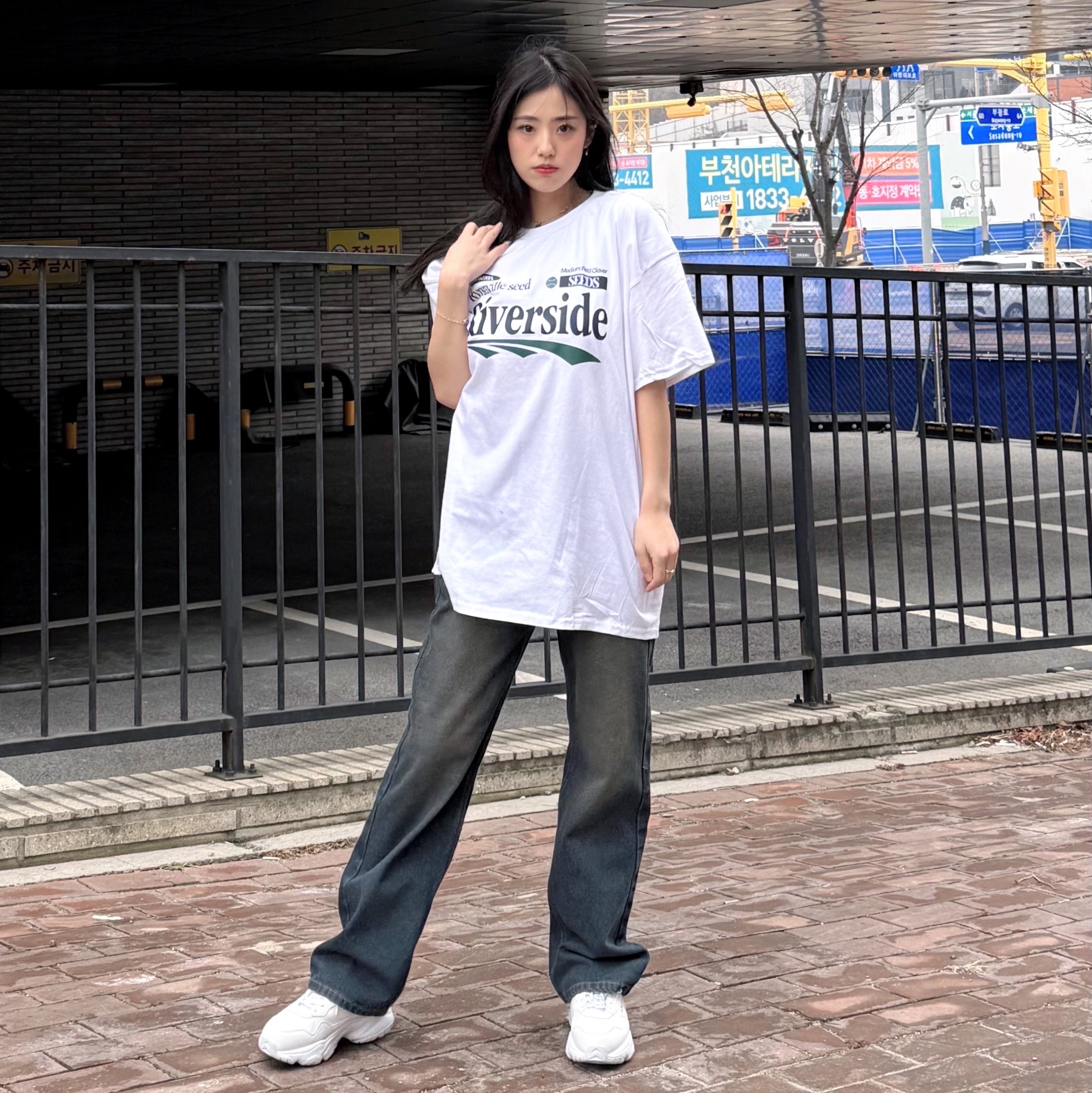 Gildan X EMEM Riverside T-Shirt White 착용 스타일 - 2