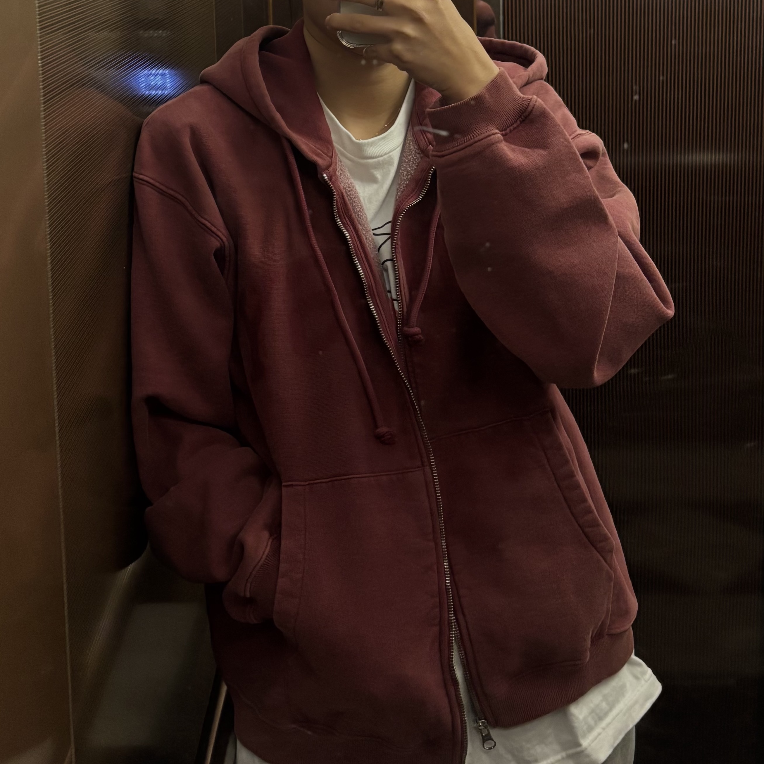 Stussy Faded Graphic Zip Hoodie Burgundy 착용 스타일 - 3