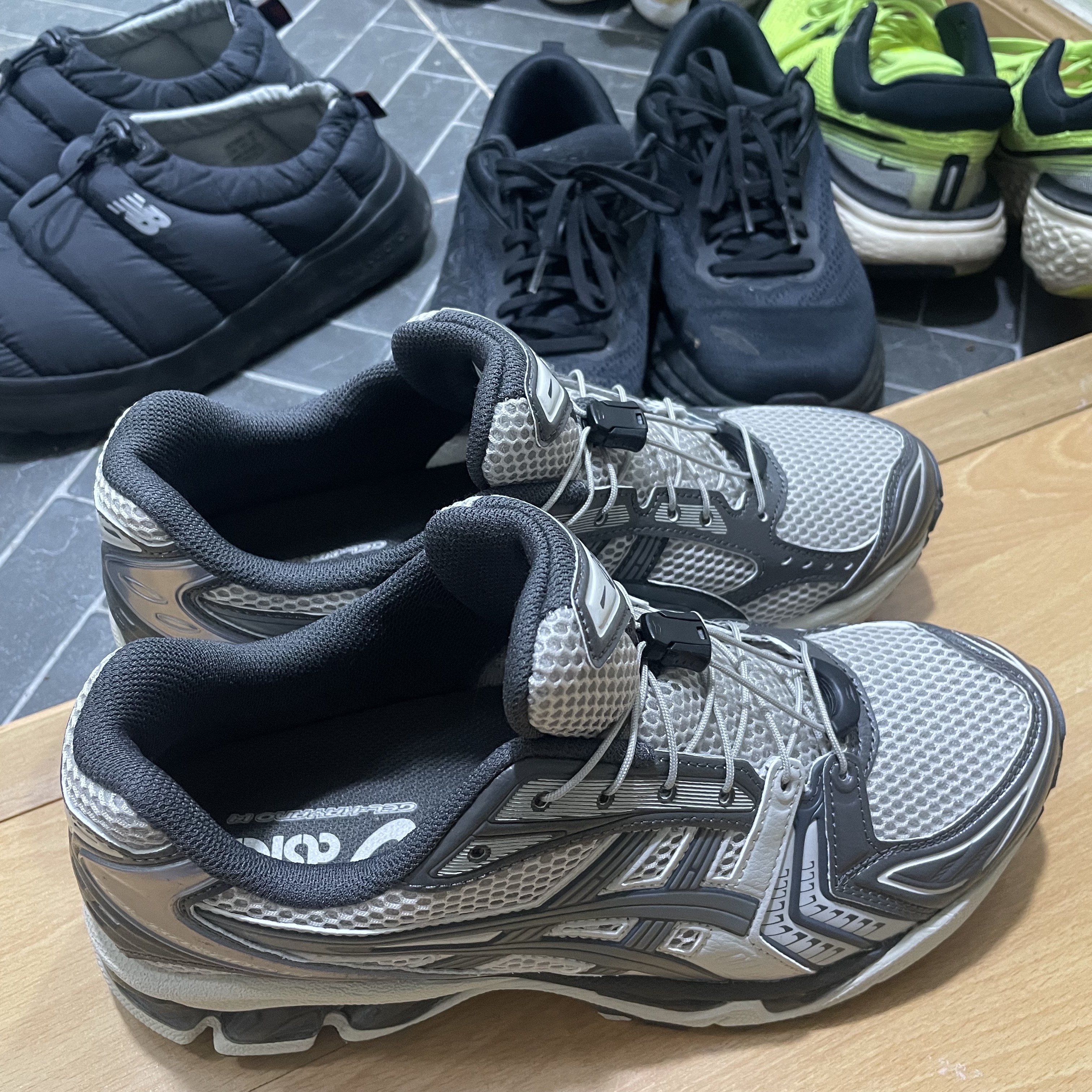 Asics Unlimited Gel-Kayano 14 Oyster Grey Clay Grey 착용 스타일