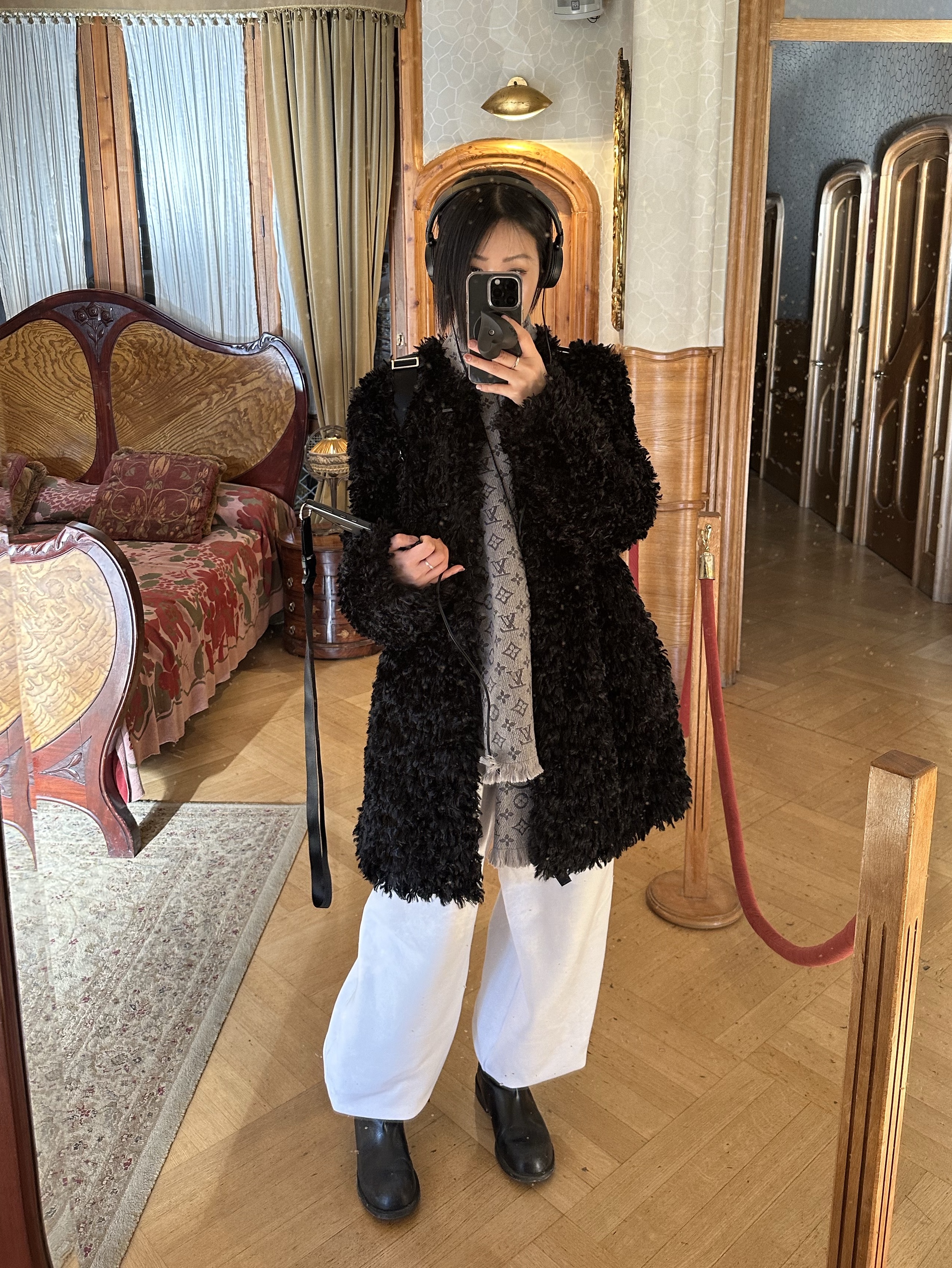 Louis Vuitton Monogram Classic Muffler Light Grey, Yunse Women Eco Fur Coat Black 착용 스타일