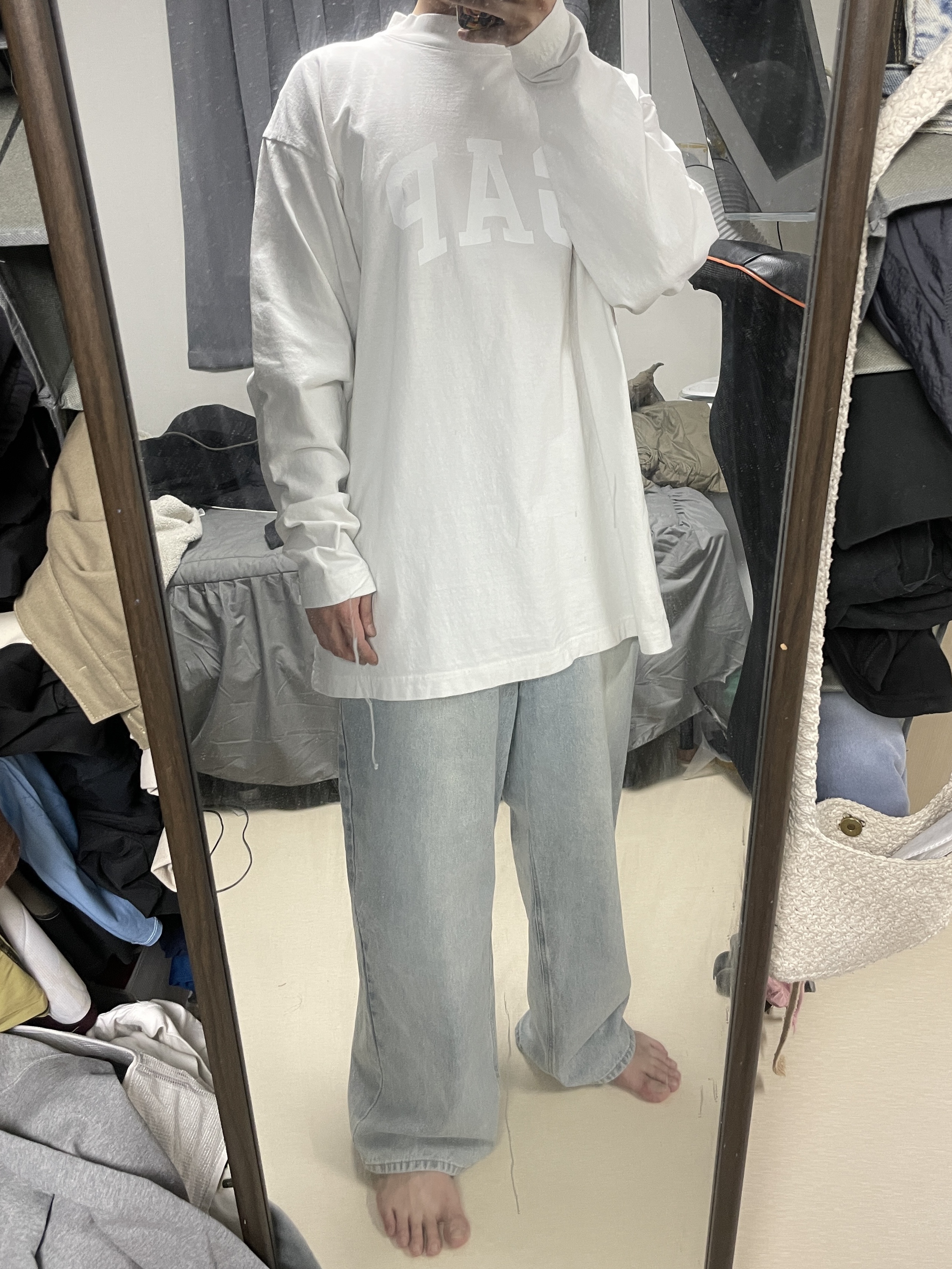 이지 갭 엔지니어드 바이 발렌시아가 도브 롱슬리브 티셔츠 화이트 착용 스타일 - 2