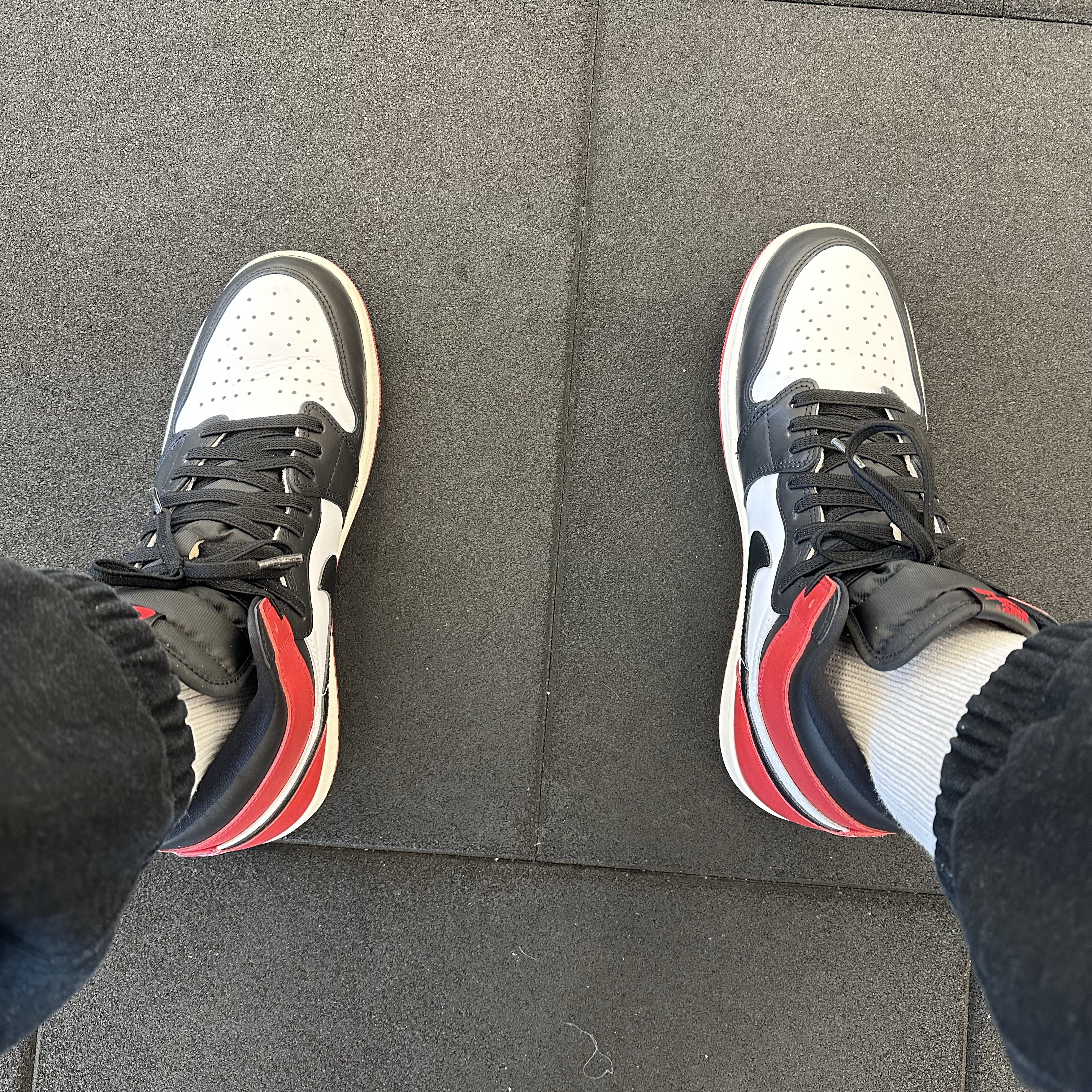Jordan 1 Retro High OG Black Toe 착용 스타일 - 2