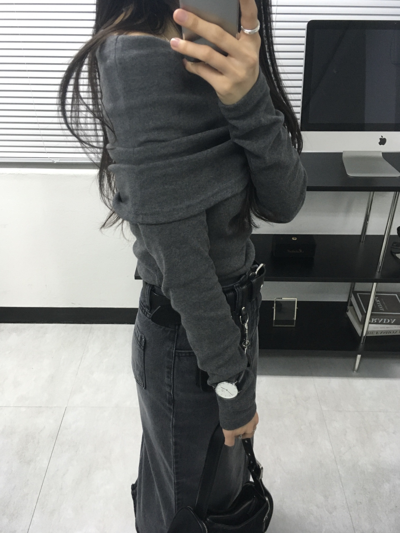 Matin Kim Madeleine Round Bag Black 착용 스타일 - 3