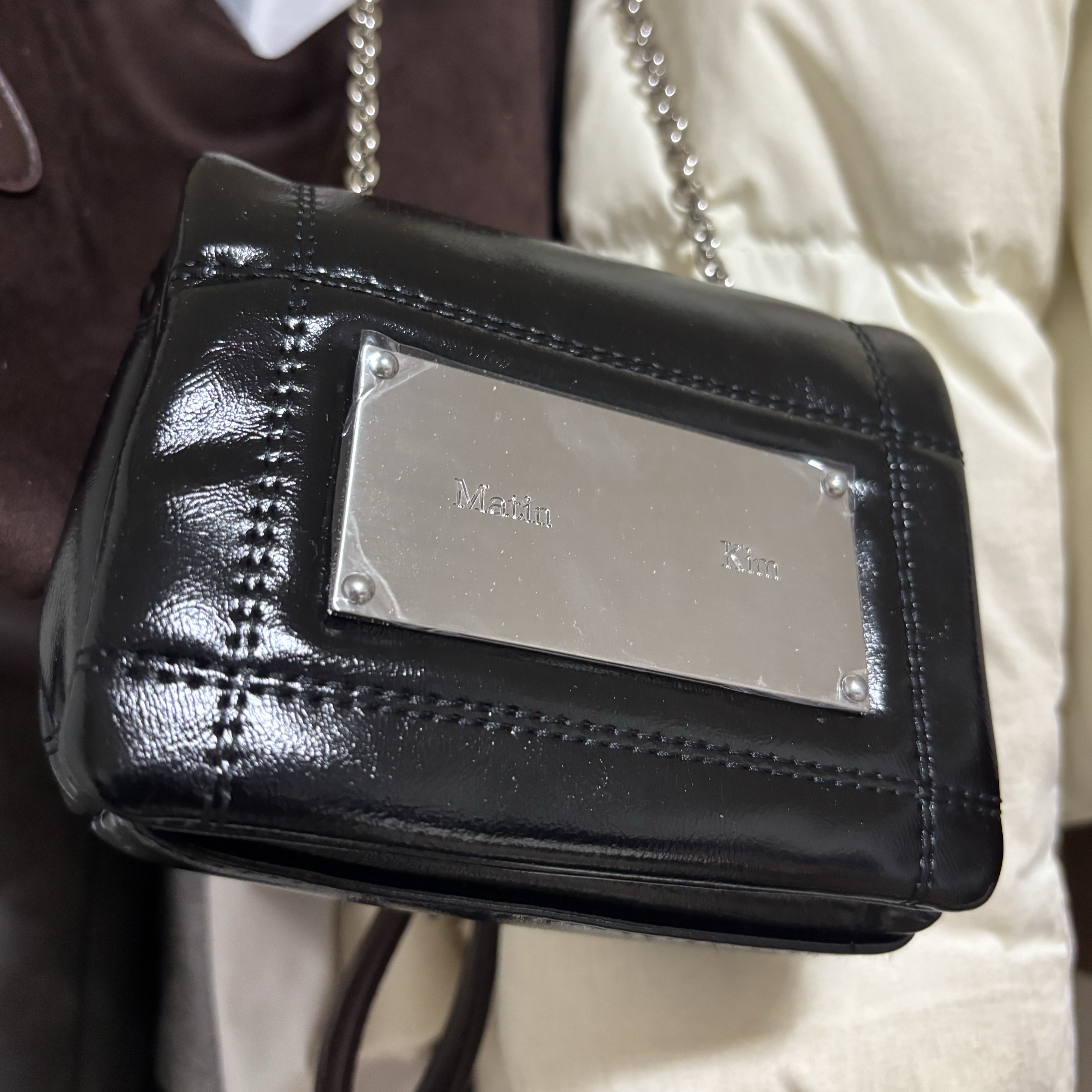 Matin Kim Classic Chain Quilting Mini Bag Black 착용 스타일