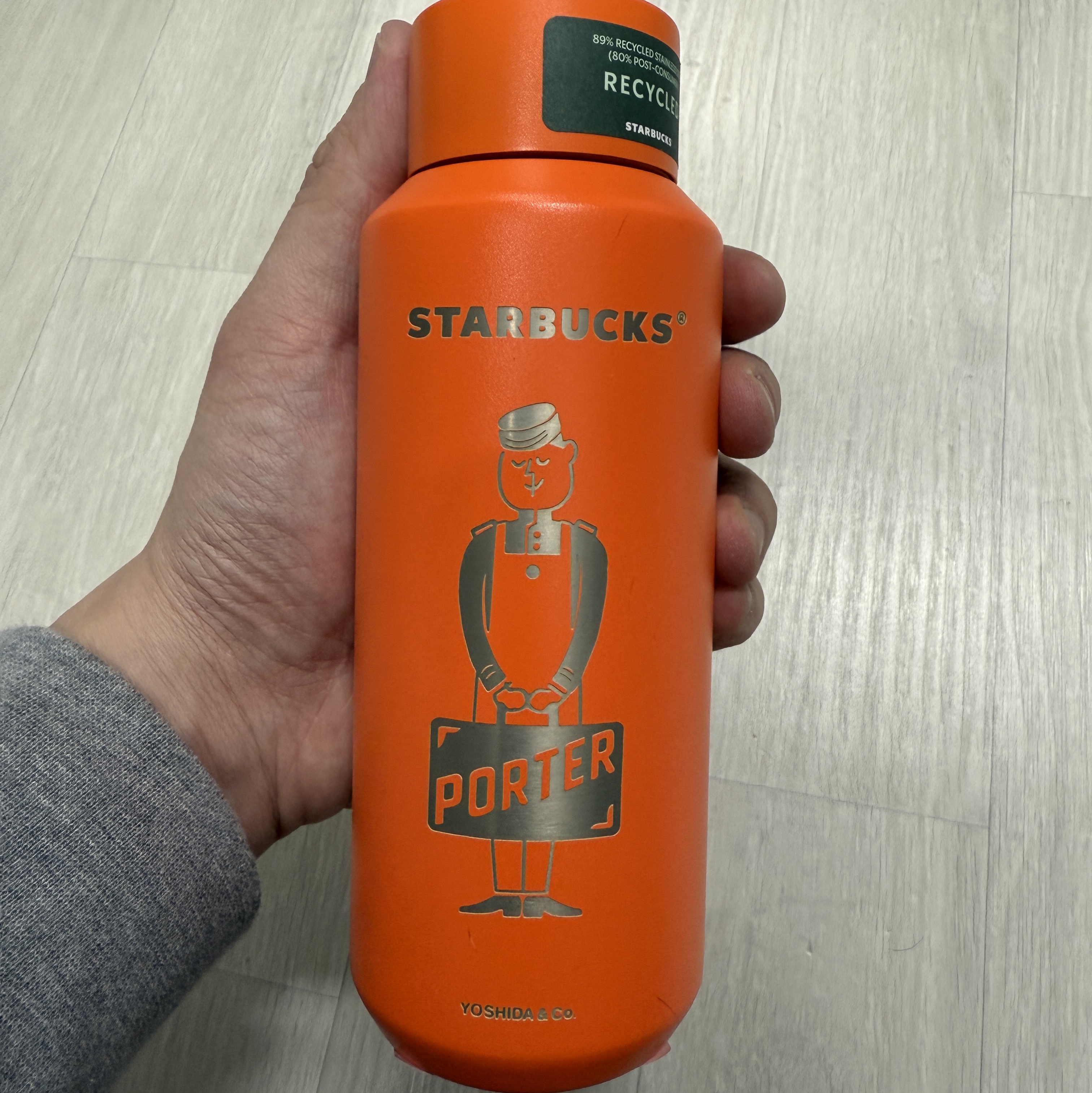 Starbucks x Porter Recycled Stainless Steel Bottle Matte Orange 355ml 착용 스타일 - 1