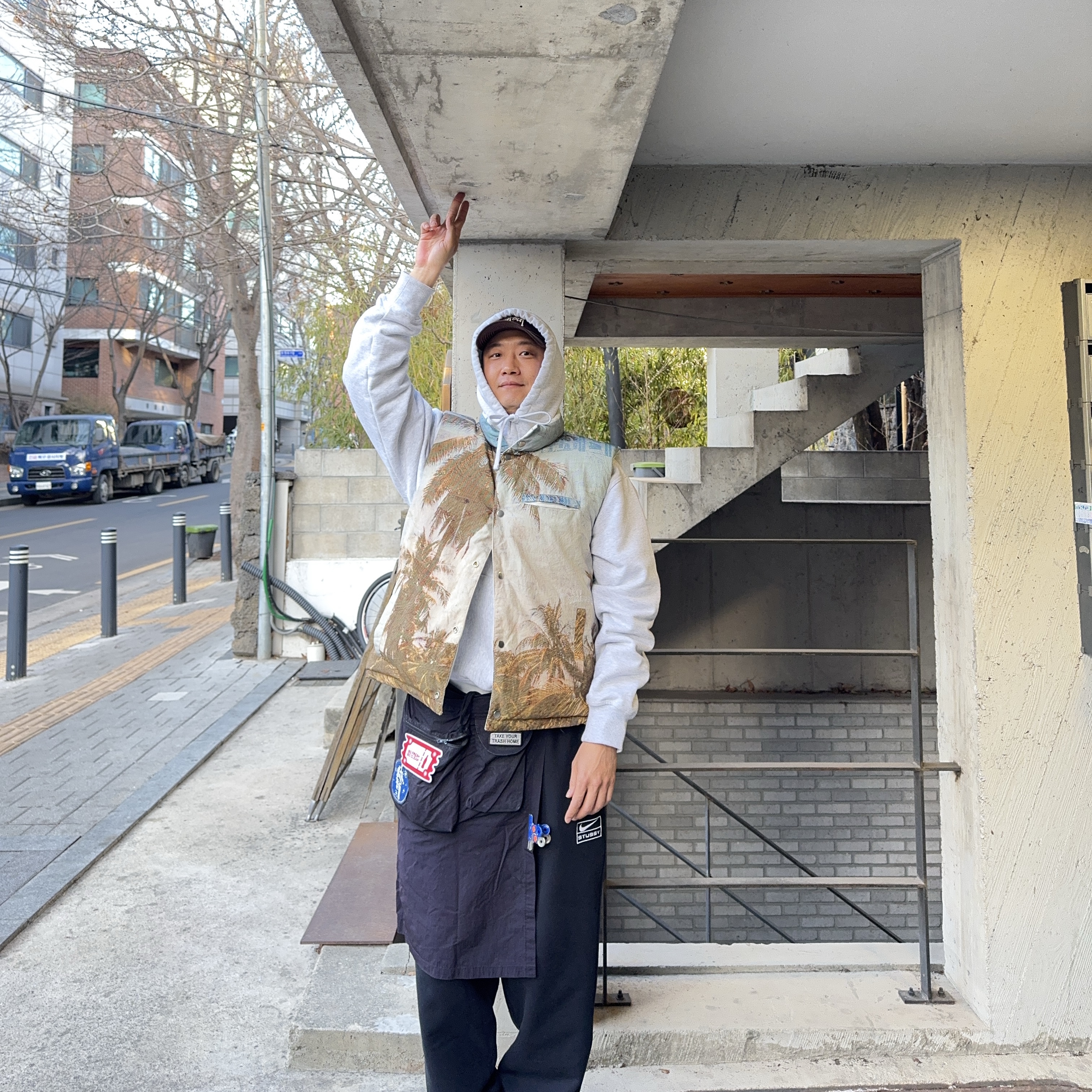 Stussy Peter Sutherland Reversible Down Vest Bone, Hoka x Satisfy Mafate Speed 4 Lite Coffee 착용 스타일 - 8