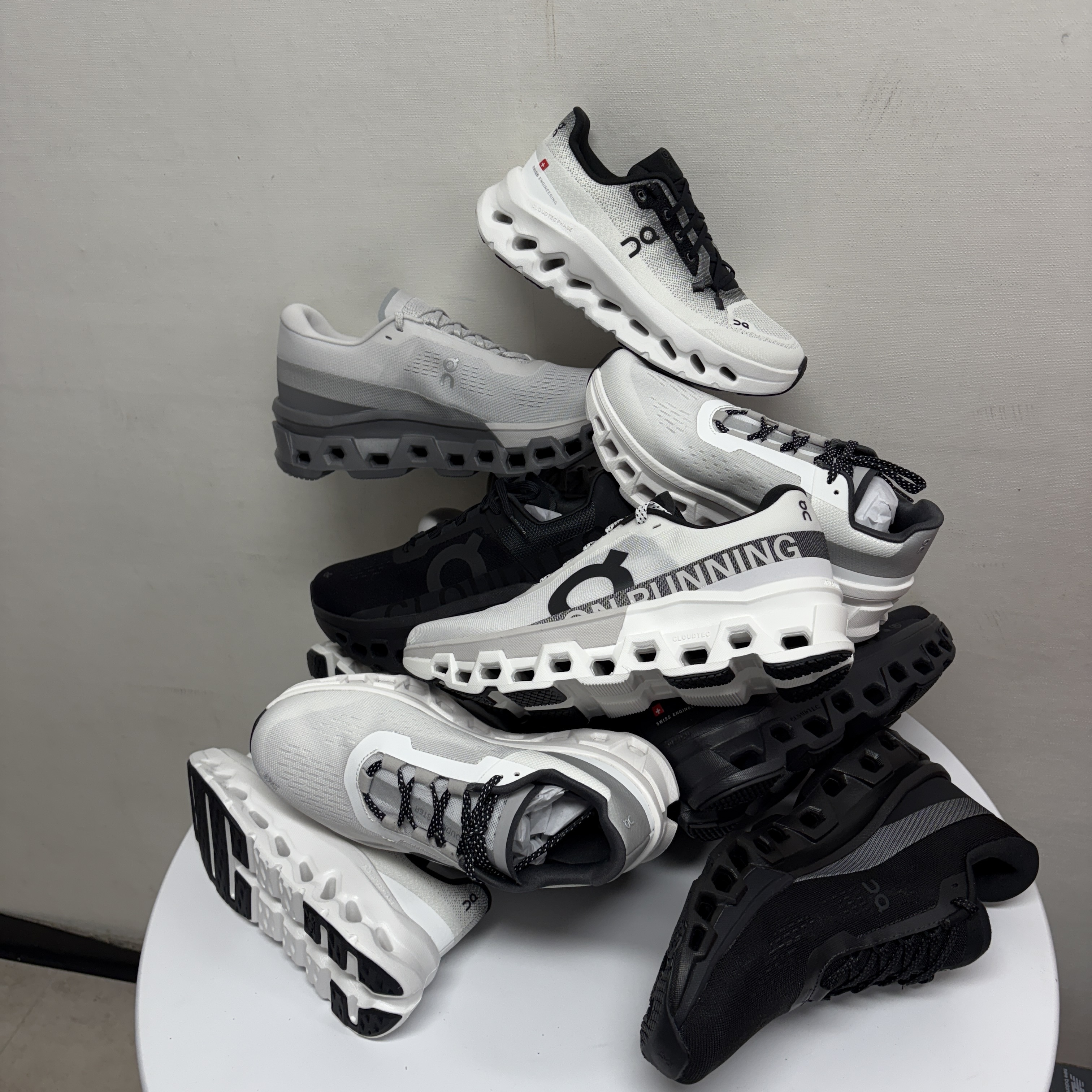 On Running Cloudmonster All Black, On Running Cloudmonster 2 White Frost 착용 스타일