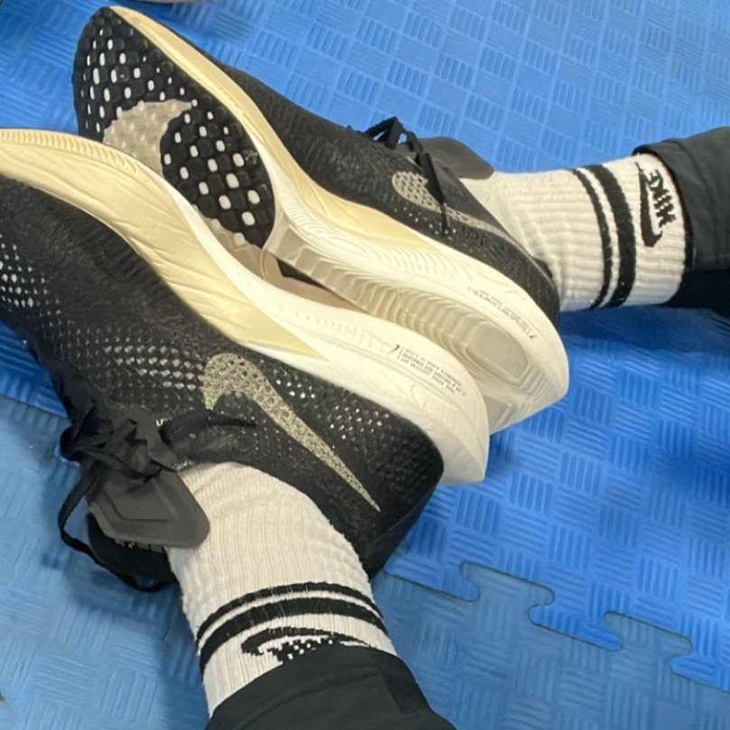 Nike ZoomX Vaporfly Next% 3 Black Metallic Gold Grain 착용 스타일