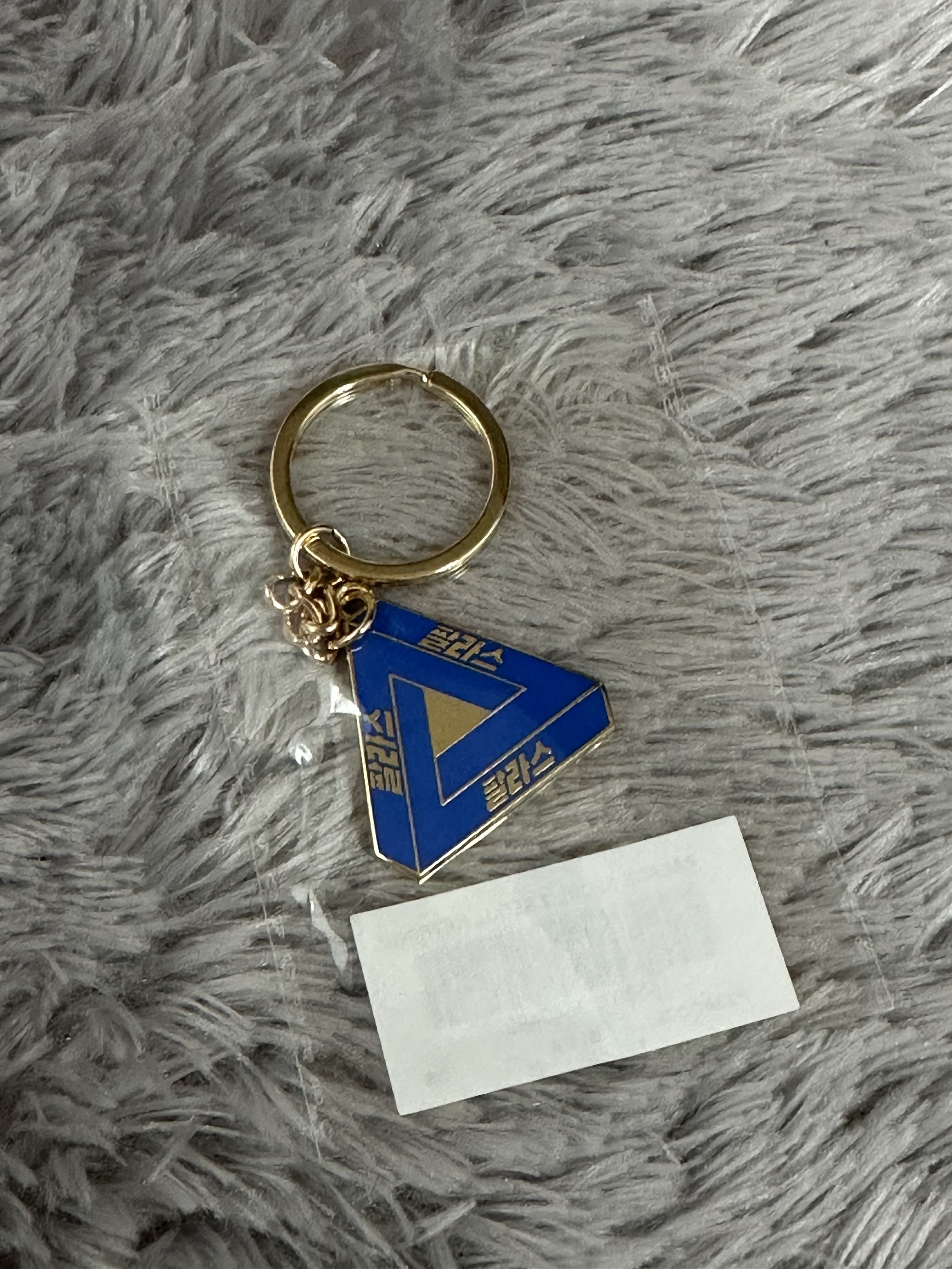 Palace Seoul 2 Seoul Keyring Blue Shadow - 25SS 착용 스타일