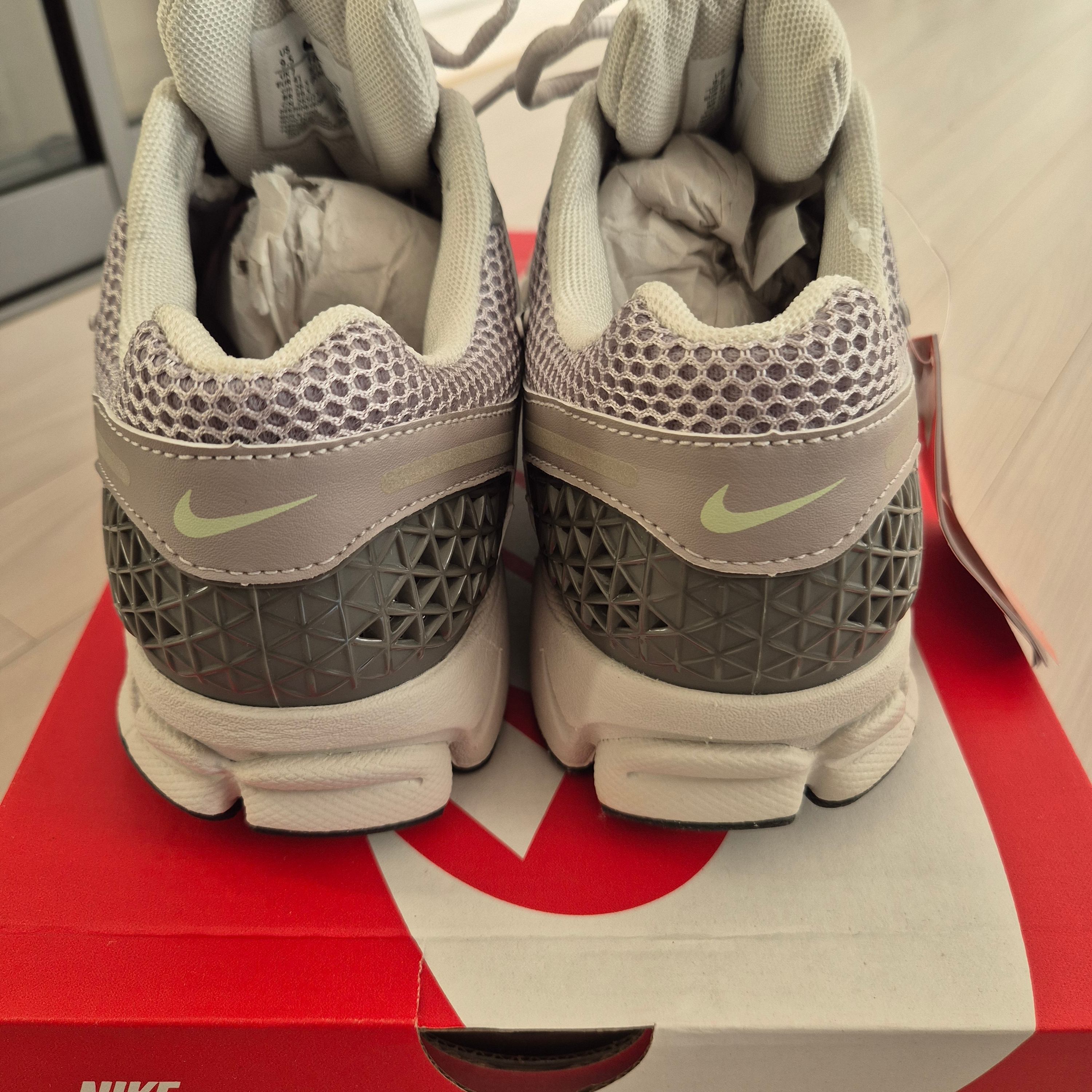 (W) Nike Zoom Vomero 5 Cobblestone and Flat Pewter 착용 스타일 - 3