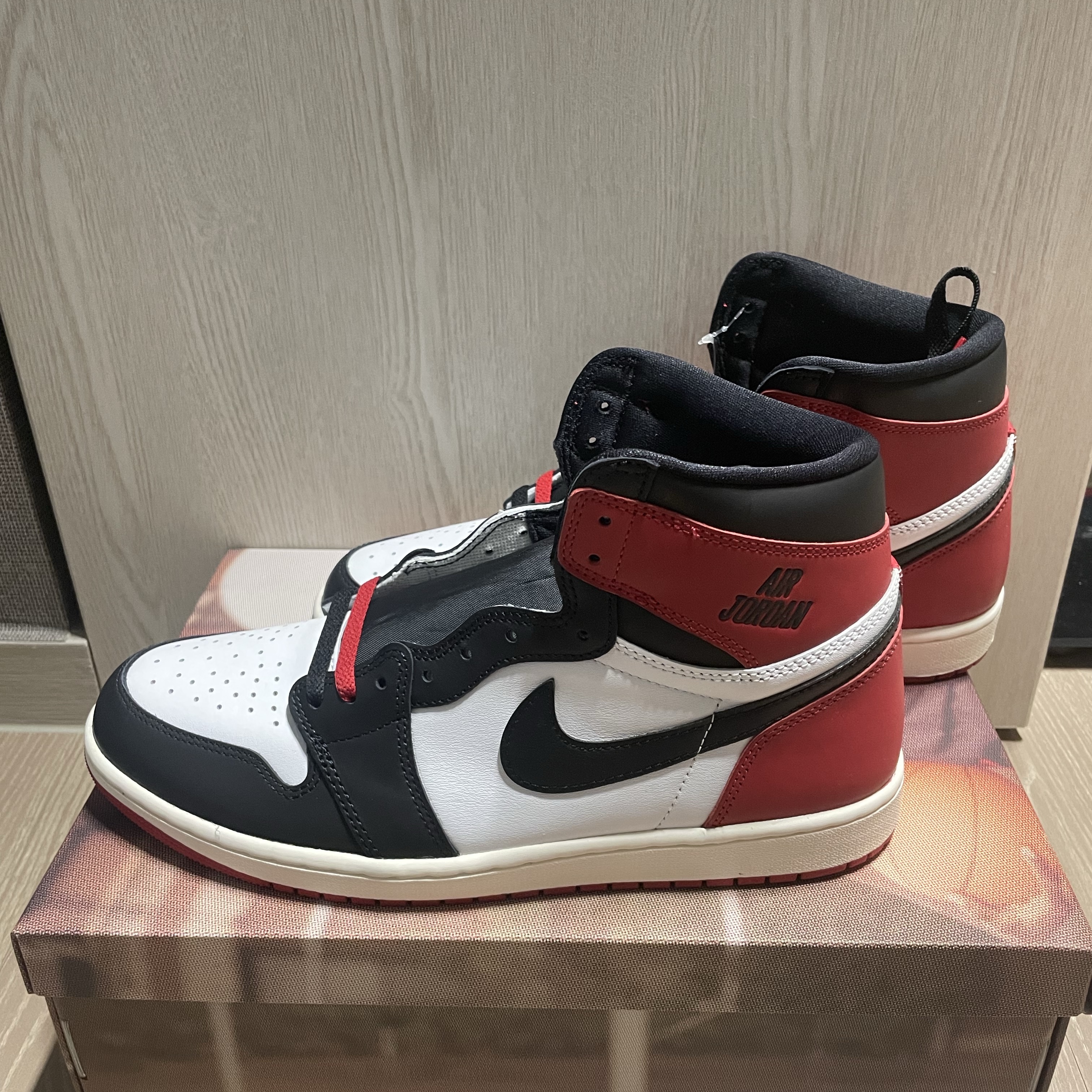 Jordan 1 Retro High OG Black Toe 착용 스타일 - 2