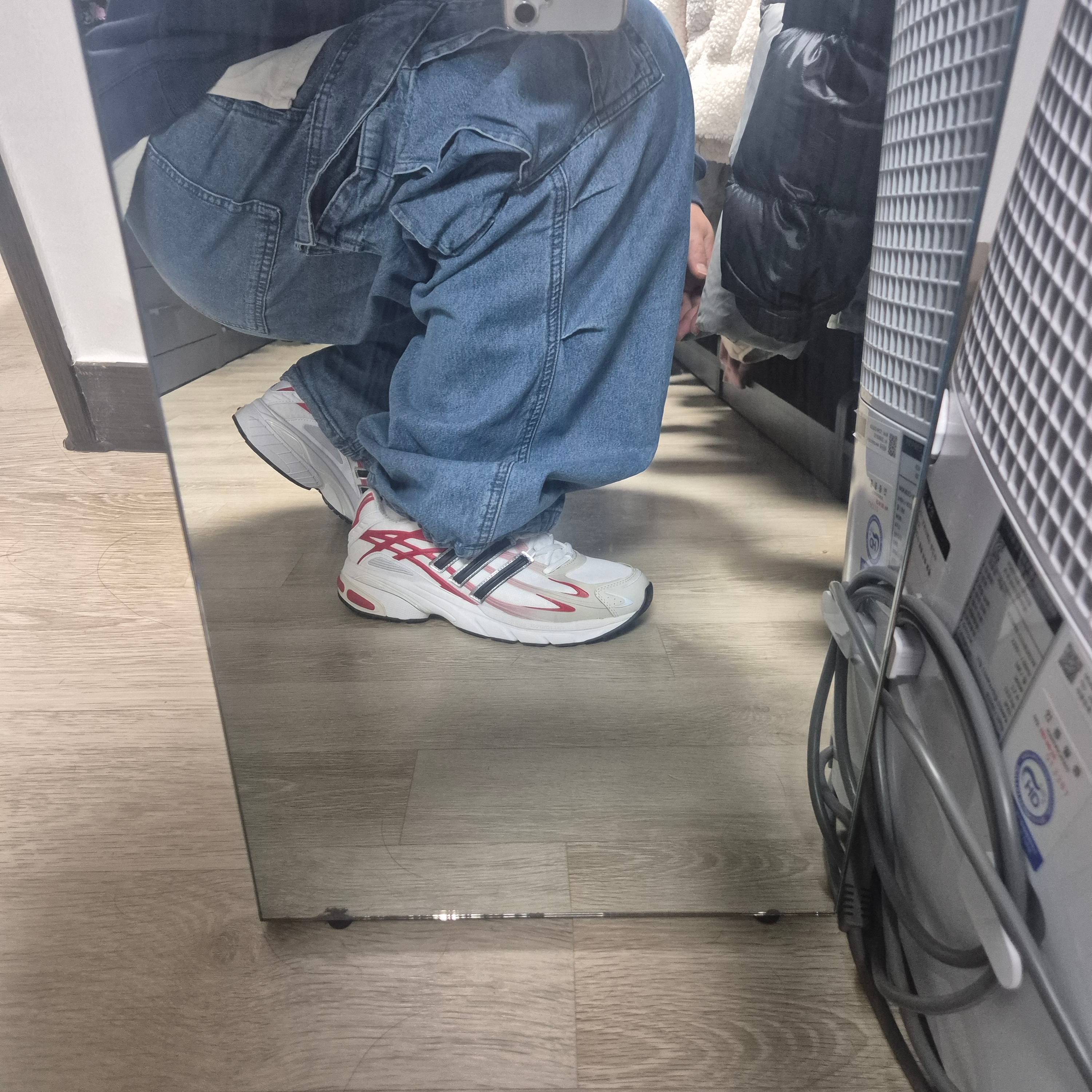 아디다스 아디스타 쿠션 3 클라우드 화이트 코어 블랙 착용 스타일