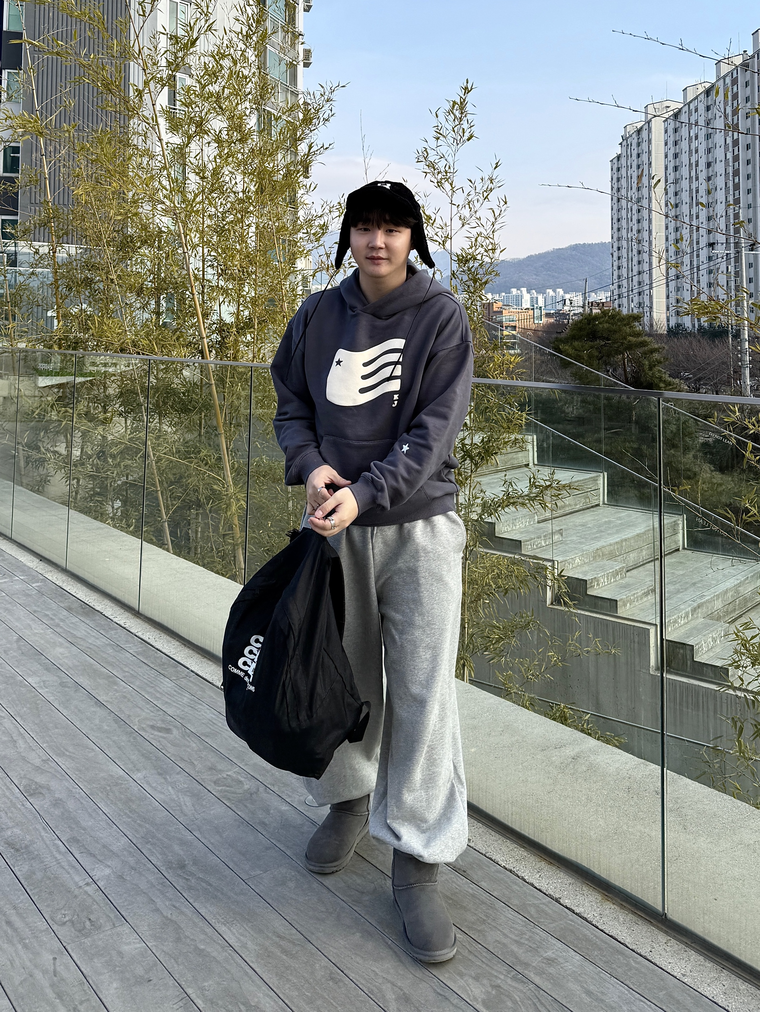 CDG Backpack Black, (W) UGG Classic Mini II Boots Grey 착용 스타일 - 3
