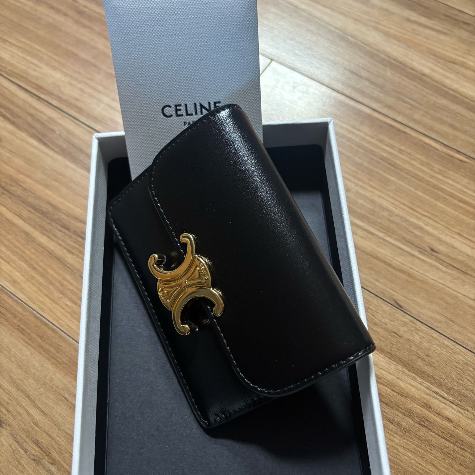 Celine Card Holder with Flap in Shiny Calfskin Black 착용 스타일