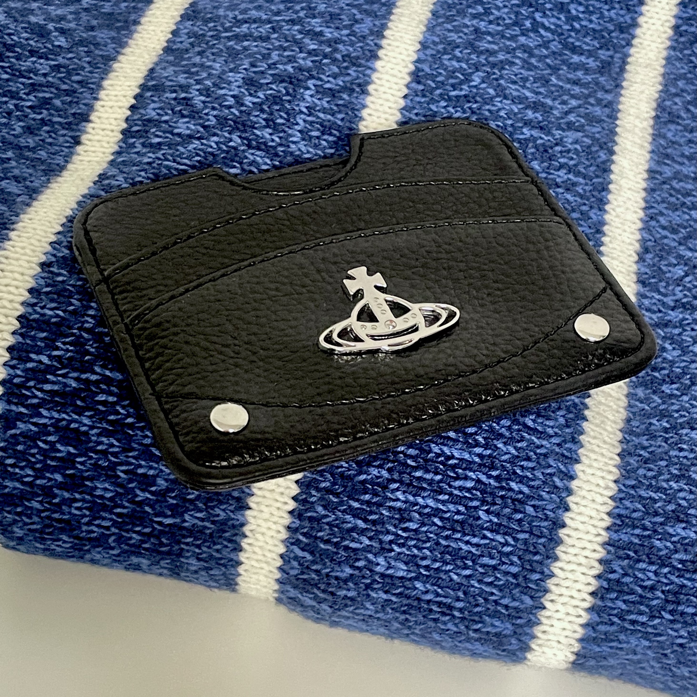 Vivienne Westwood Re-Vegan Grain Half Moon Card Holder Black 착용 스타일