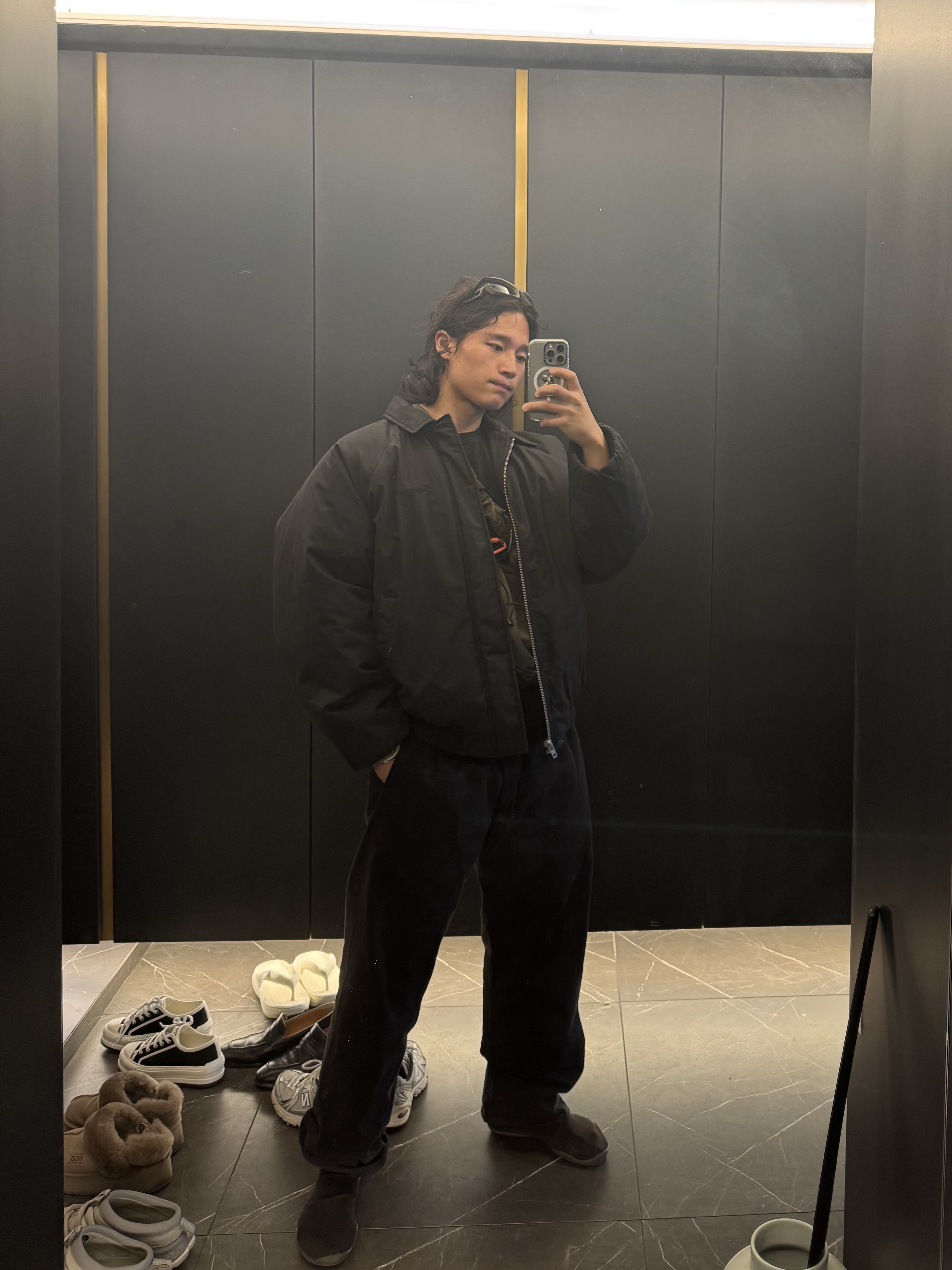 Yeezy YZY Pods Black, Yeezy Gap Engineered By Balenciaga Sateen Cargo Pants Black 착용 스타일