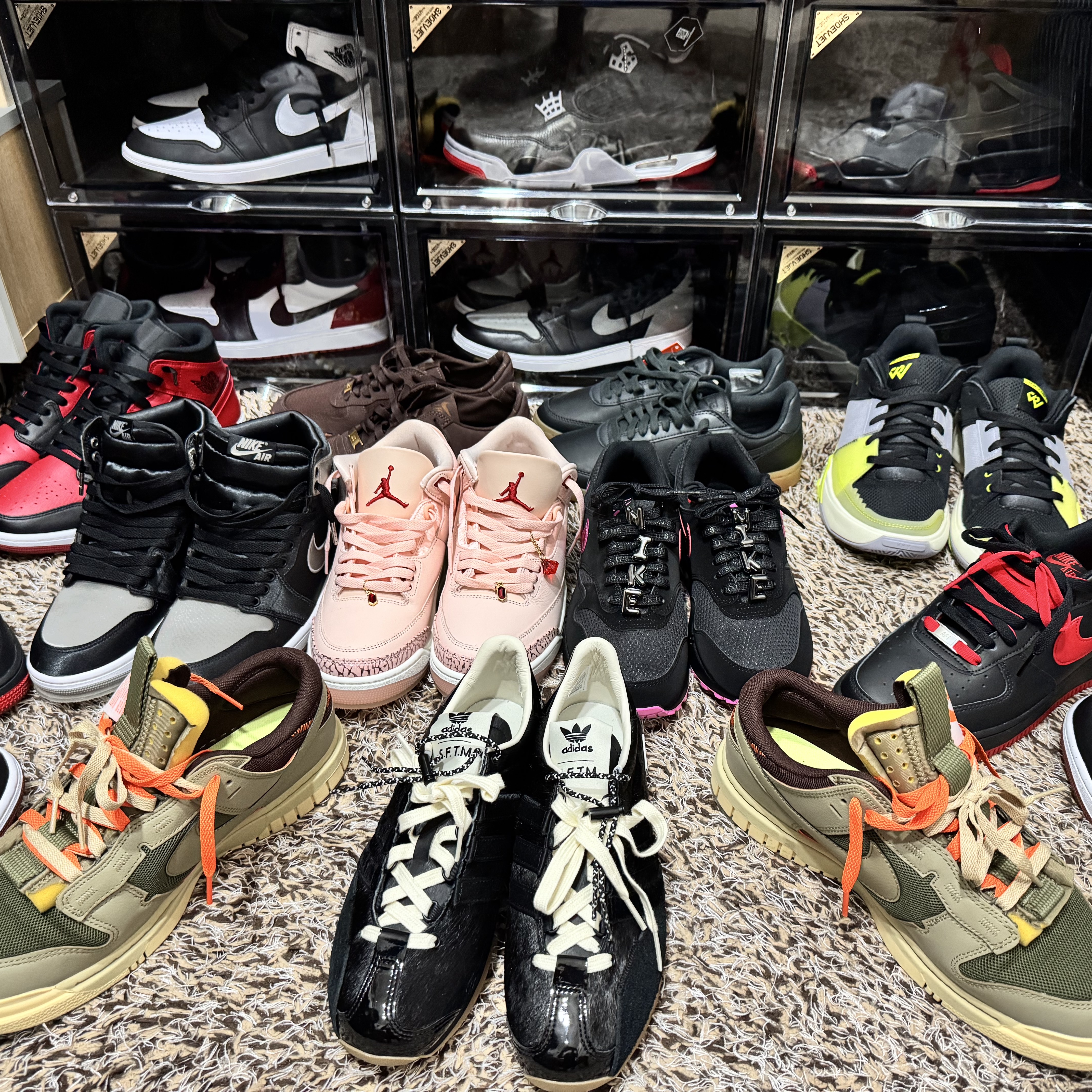 Adidas x Song for the Mute Country OG Core Black Cream White, Nike Air Dunk Jumbo Medium Olive 착용 스타일