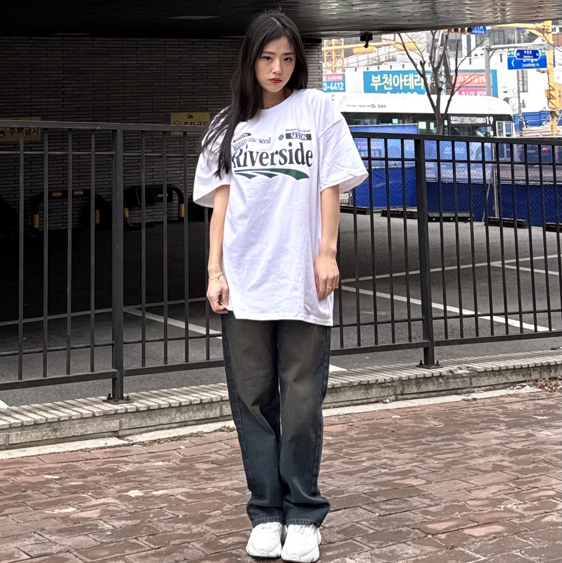 Gildan X EMEM Riverside T-Shirt White 착용 스타일 - 6