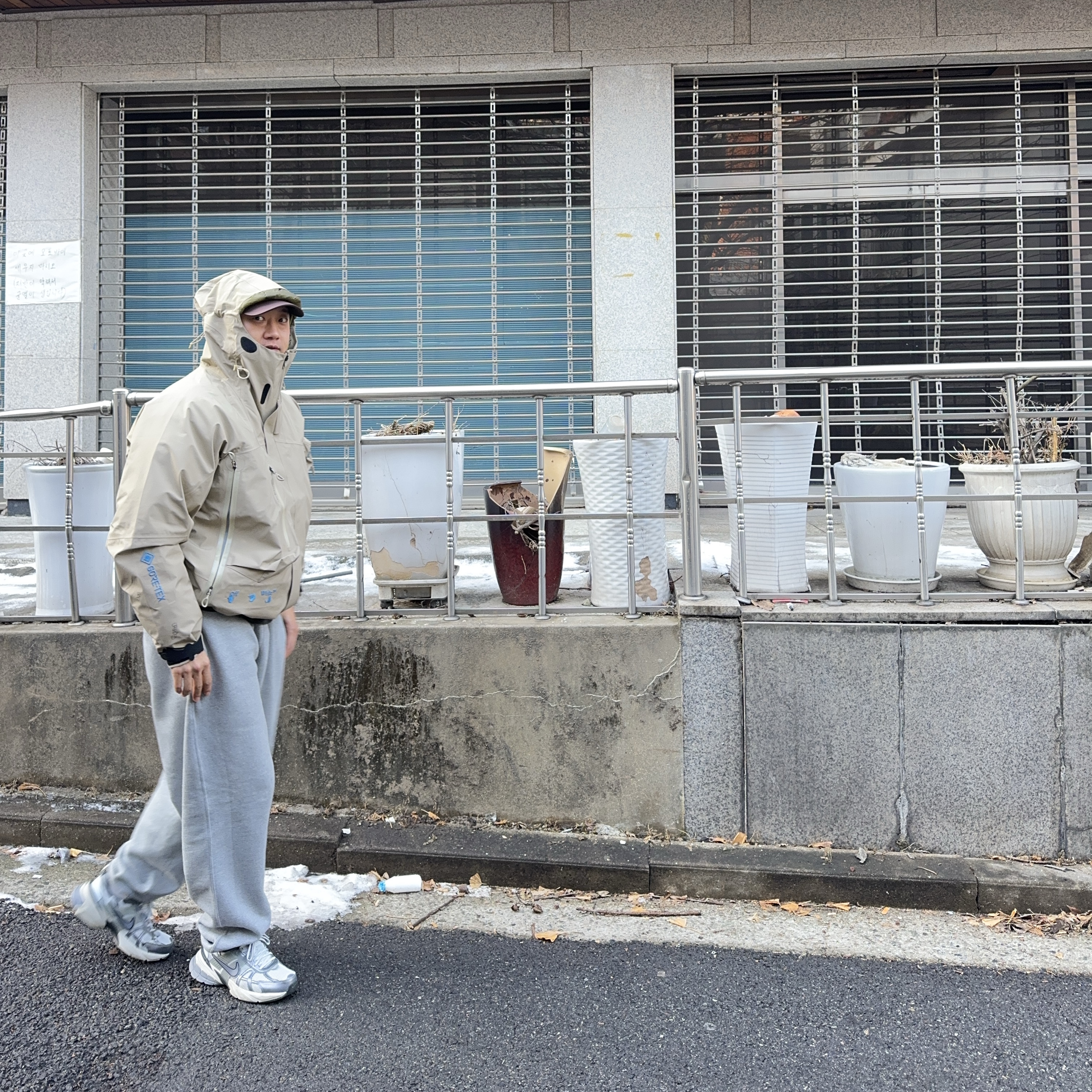 Stussy Peter Sutherland Reversible Down Vest Bone, Hoka x Satisfy Mafate Speed 4 Lite Coffee 착용 스타일 - 2