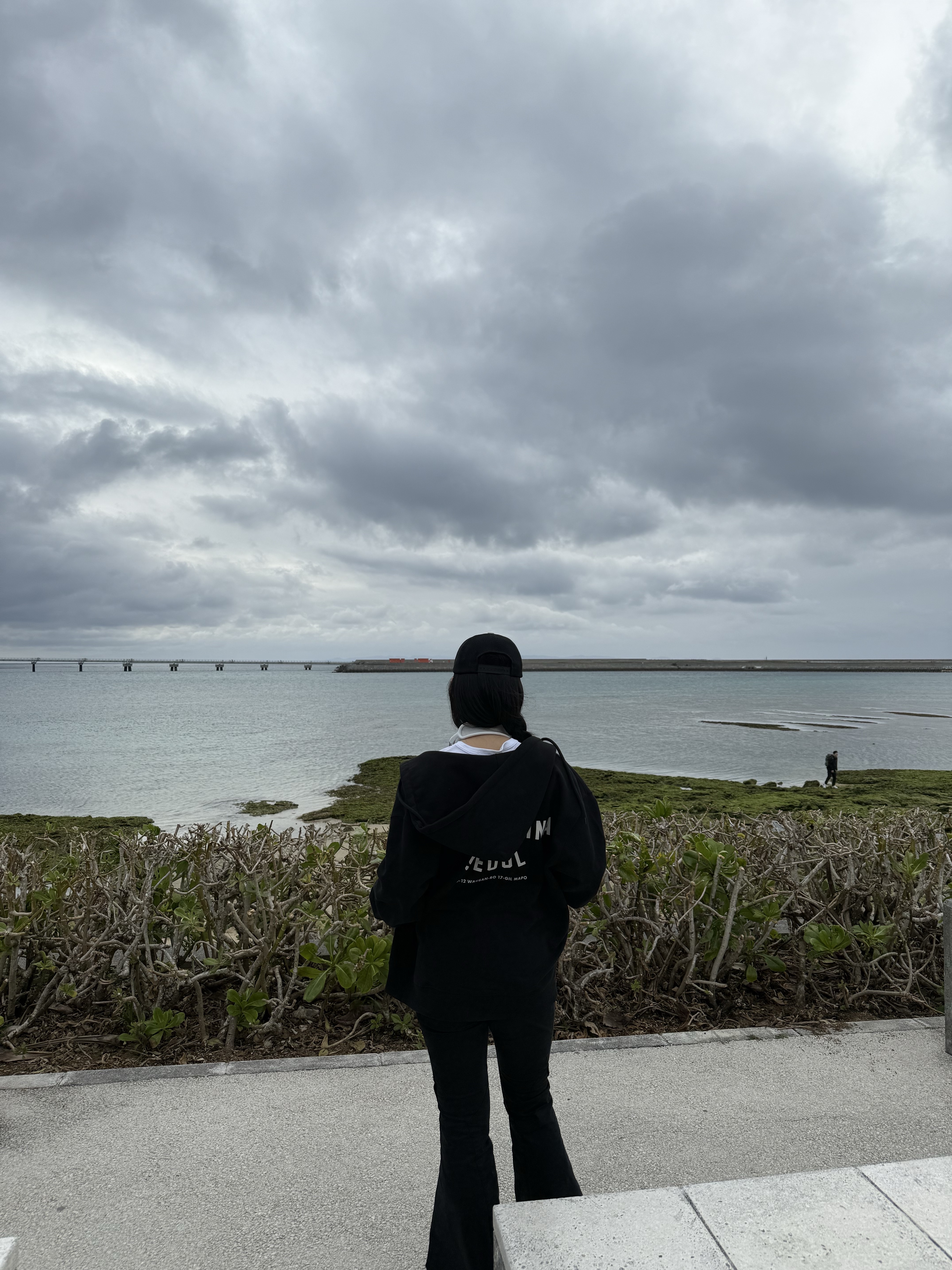 Deus Ex Machina Seoul College Hooded Jacket Black, Open Yy x Hello Kitty Trucker Cap Black 착용 스타일 - 2