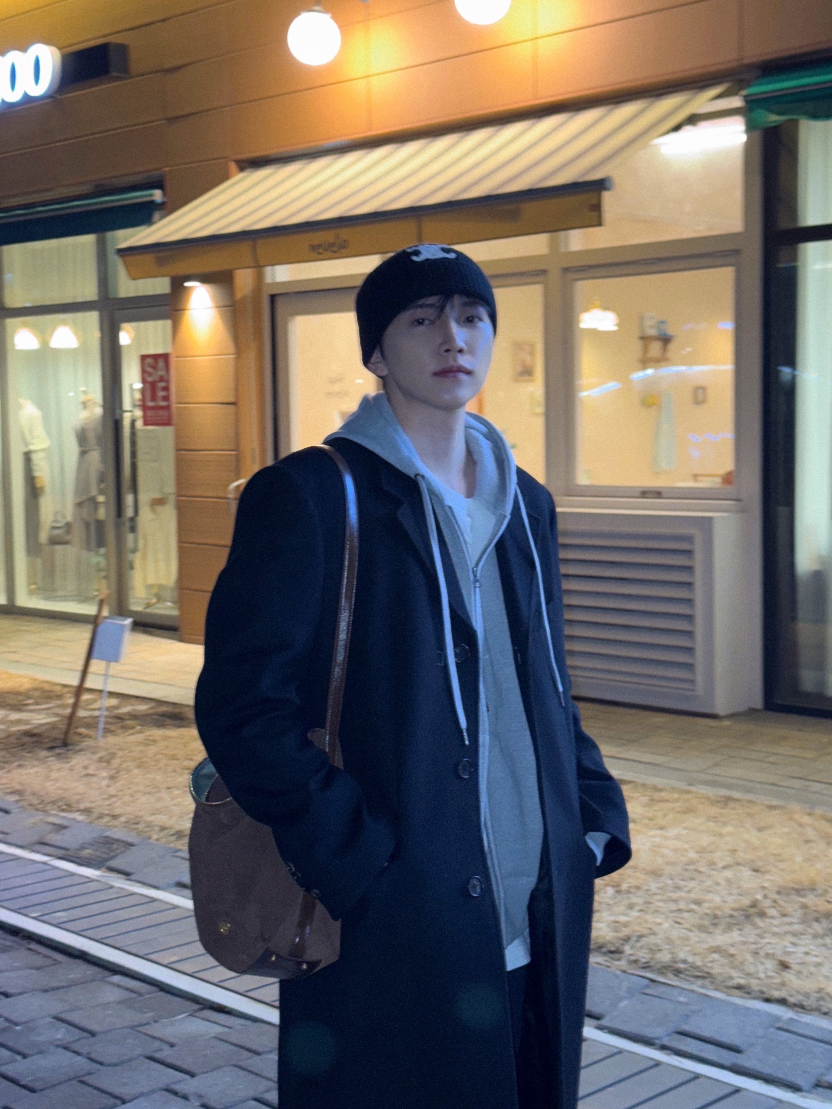 (W) 셀린느 심리스 캐시미어 트리옹프 클로시 햇 블랙, 던스트 투웨이 3 버튼 캐시미어 코트 블랙 착용 스타일 - 5