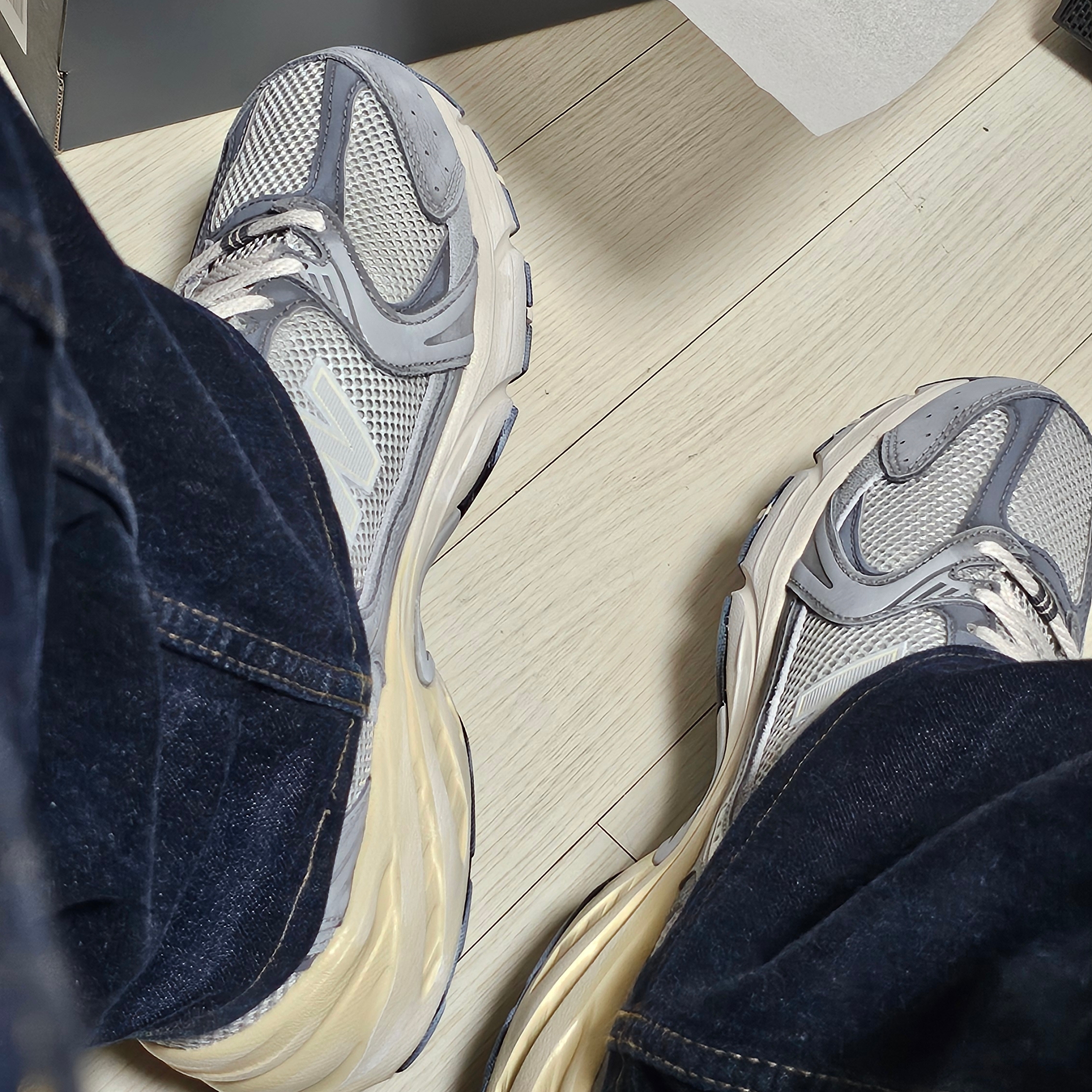 New Balance 530 Premium Vintage Grey Matter 착용 스타일