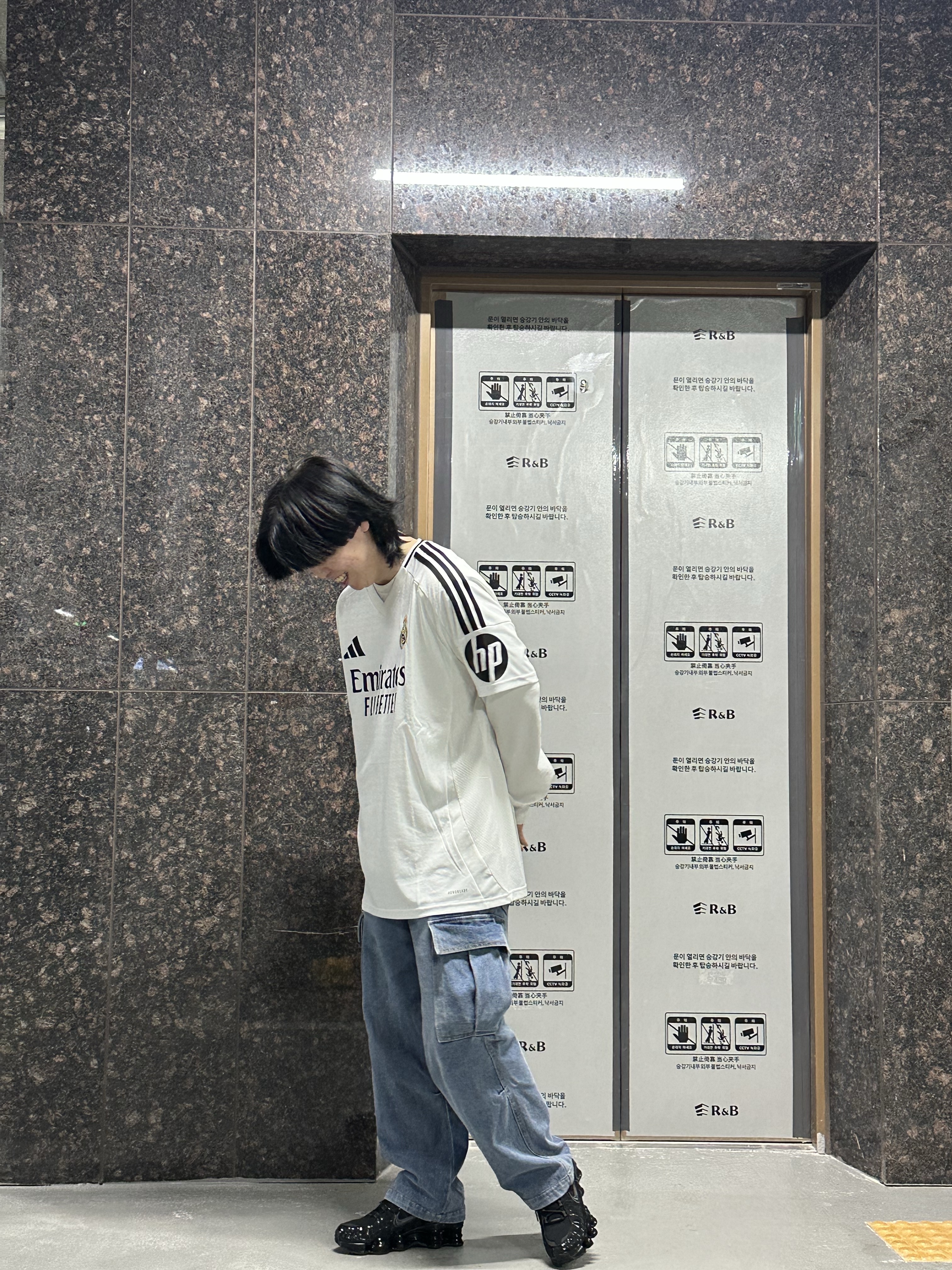 (W) Nike Shox TL Black and Max Orange 착용 스타일