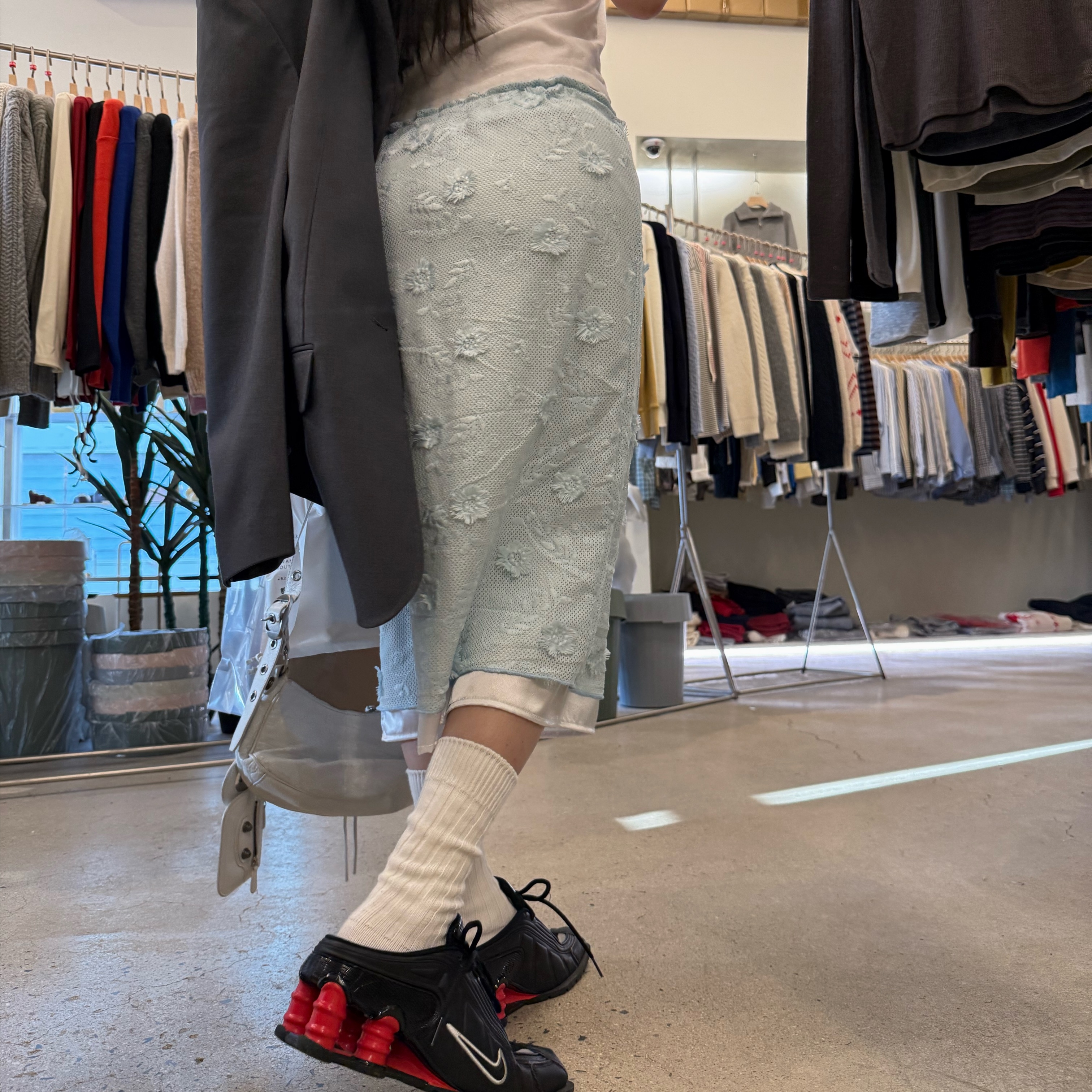 Balenciaga Arena Lambskin Le Cagole XS Shoulder Bag White, Nike x Martine Rose Shox MR4 Black 착용 스타일 - 7