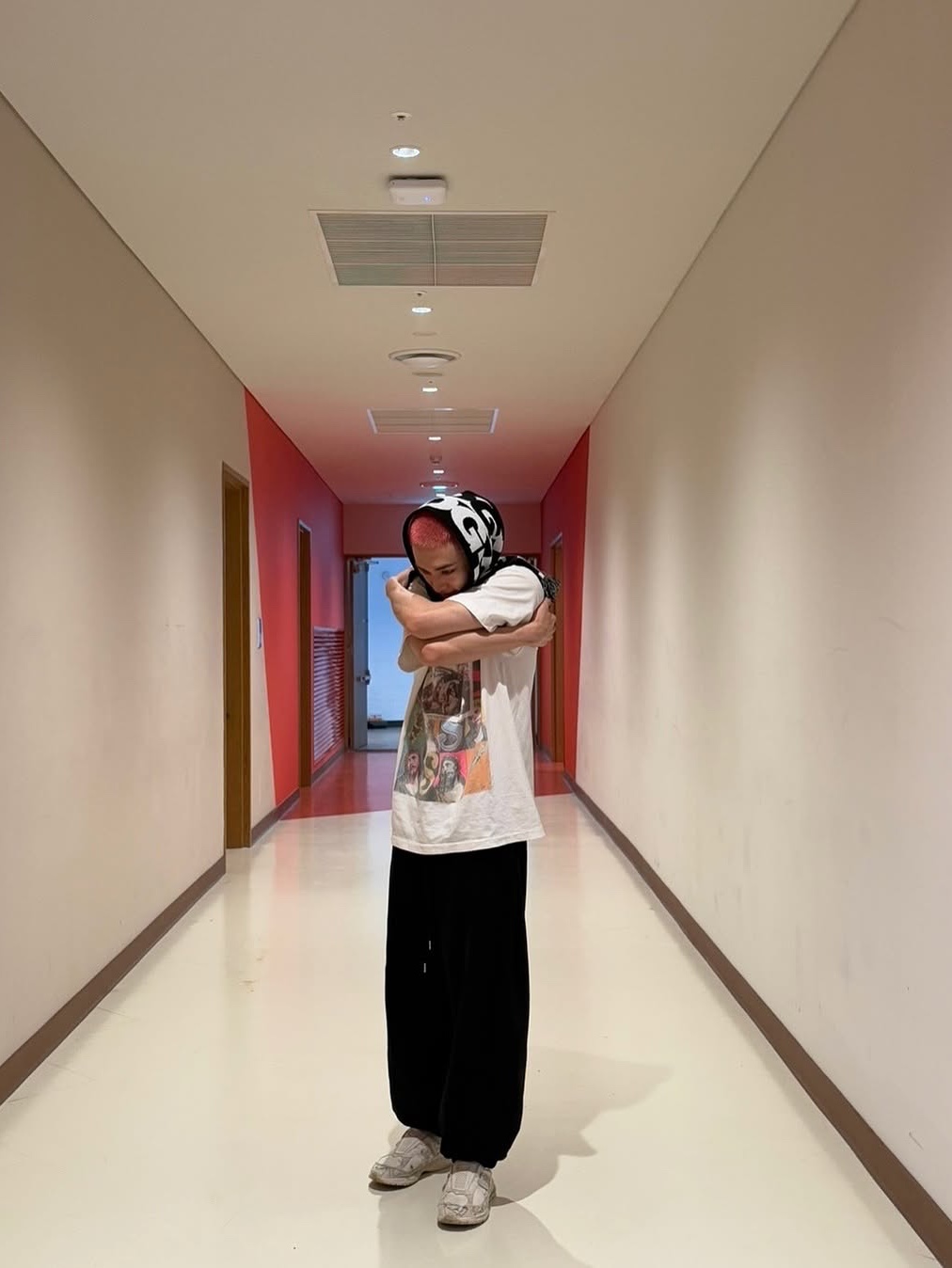 Saint Mxxxxxx S/S T-Shirt Veges White - 24SS, CDG Logo Check Muffler White Black 착용 스타일 - 2