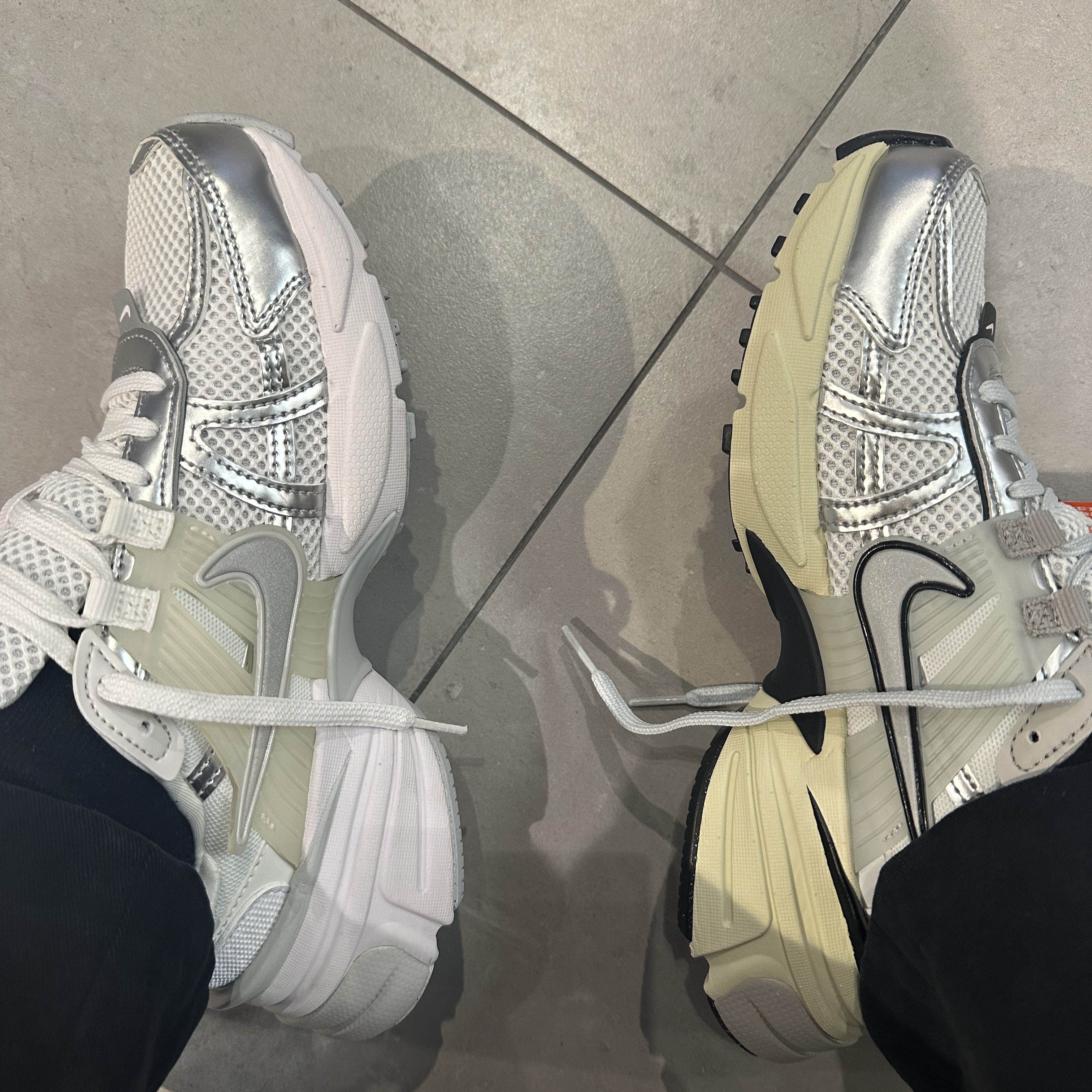 Nike V2K Run Summit White Metallic Silver 착용 스타일 - 3