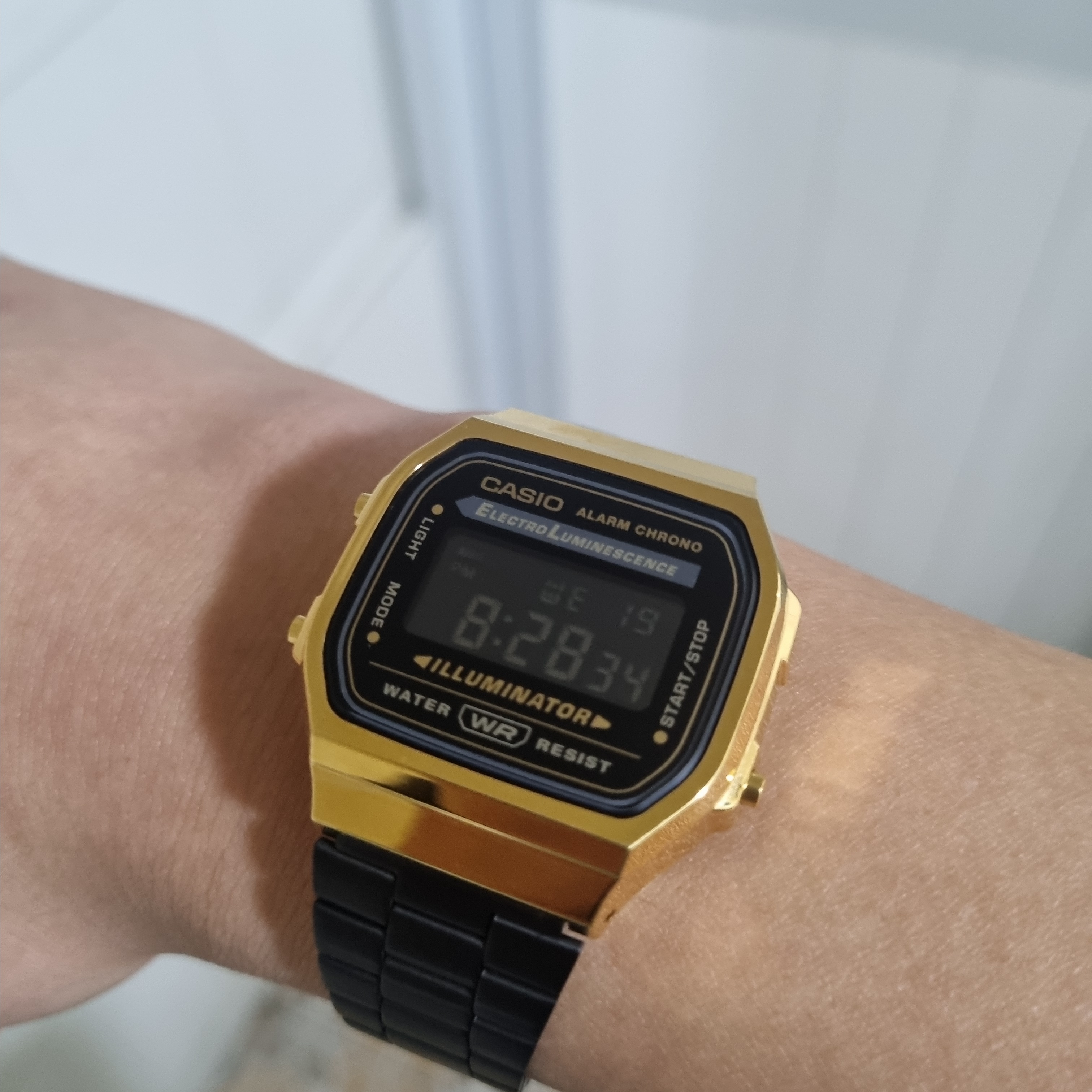 Casio A168WEGB-1B 착용 스타일