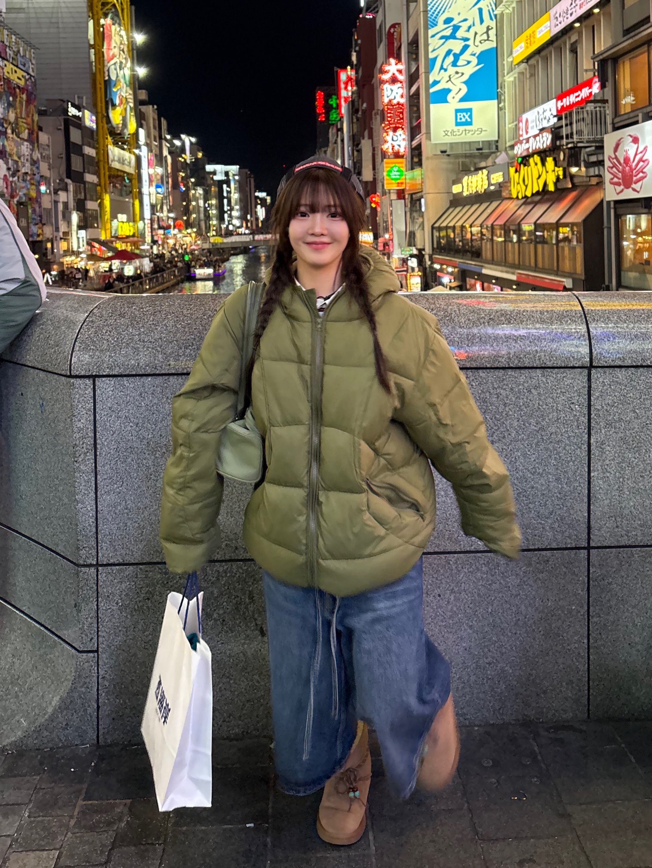 Matin Kim Nylon Boston Bag Khaki, Zara x Rhuigi Denim Bermuda Pants Medium Blue 착용 스타일 - 4