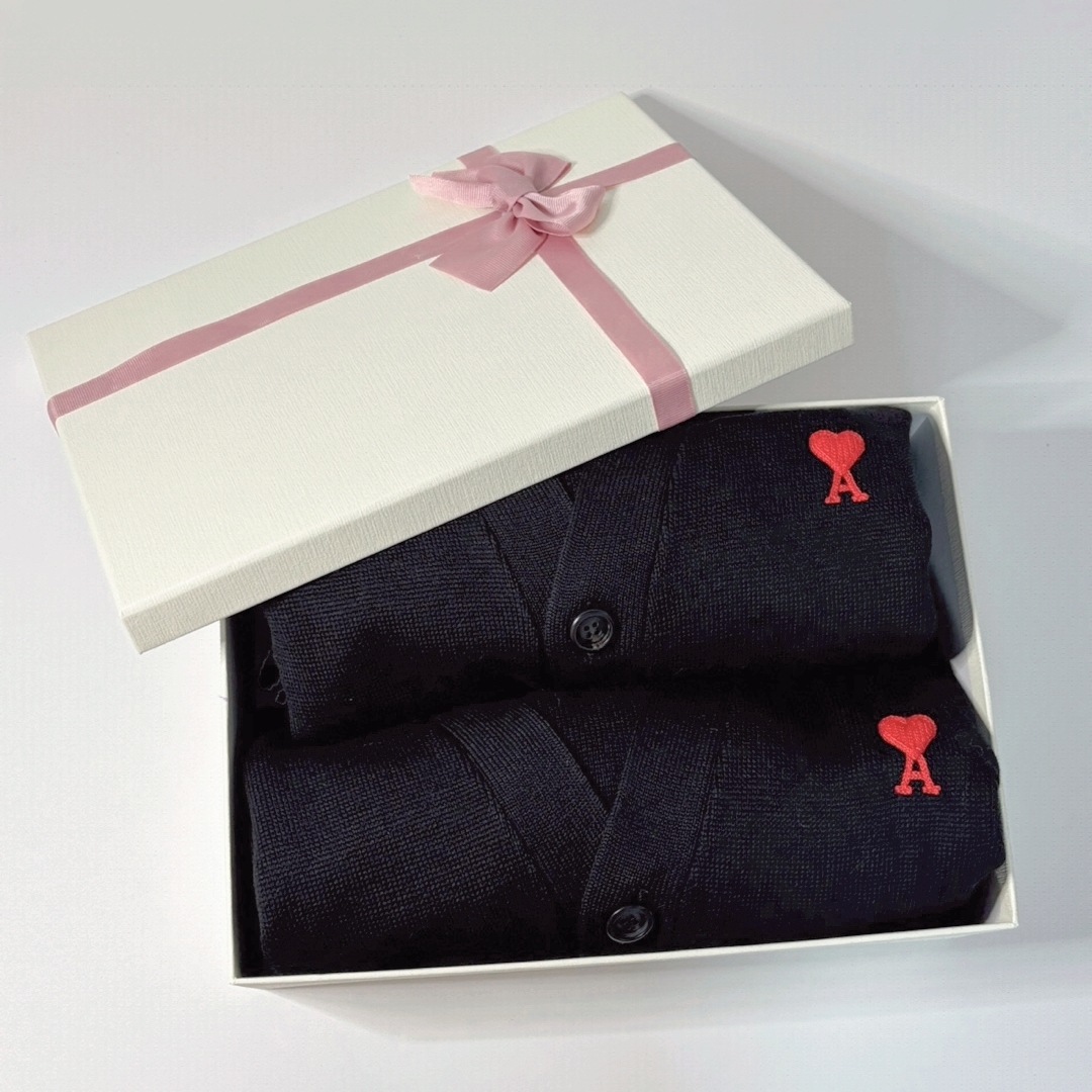 AMI de Coeur Wool Cardigan Black 착용 스타일