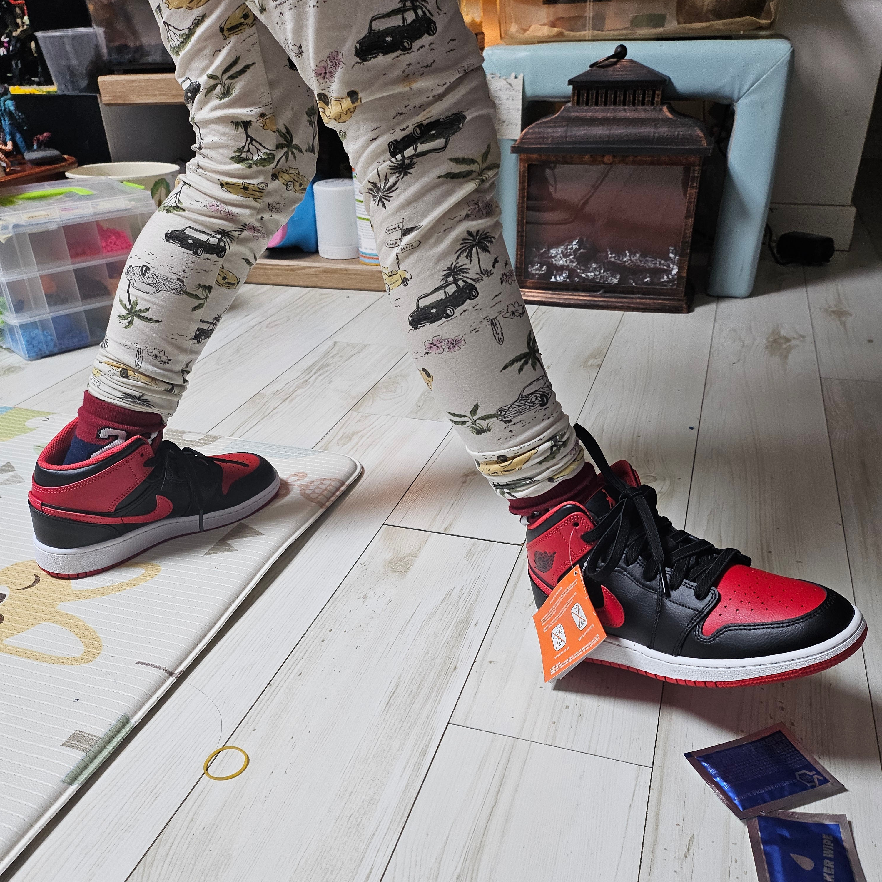 (GS) Jordan 1 Mid Black Fire Red 착용 스타일 - 3