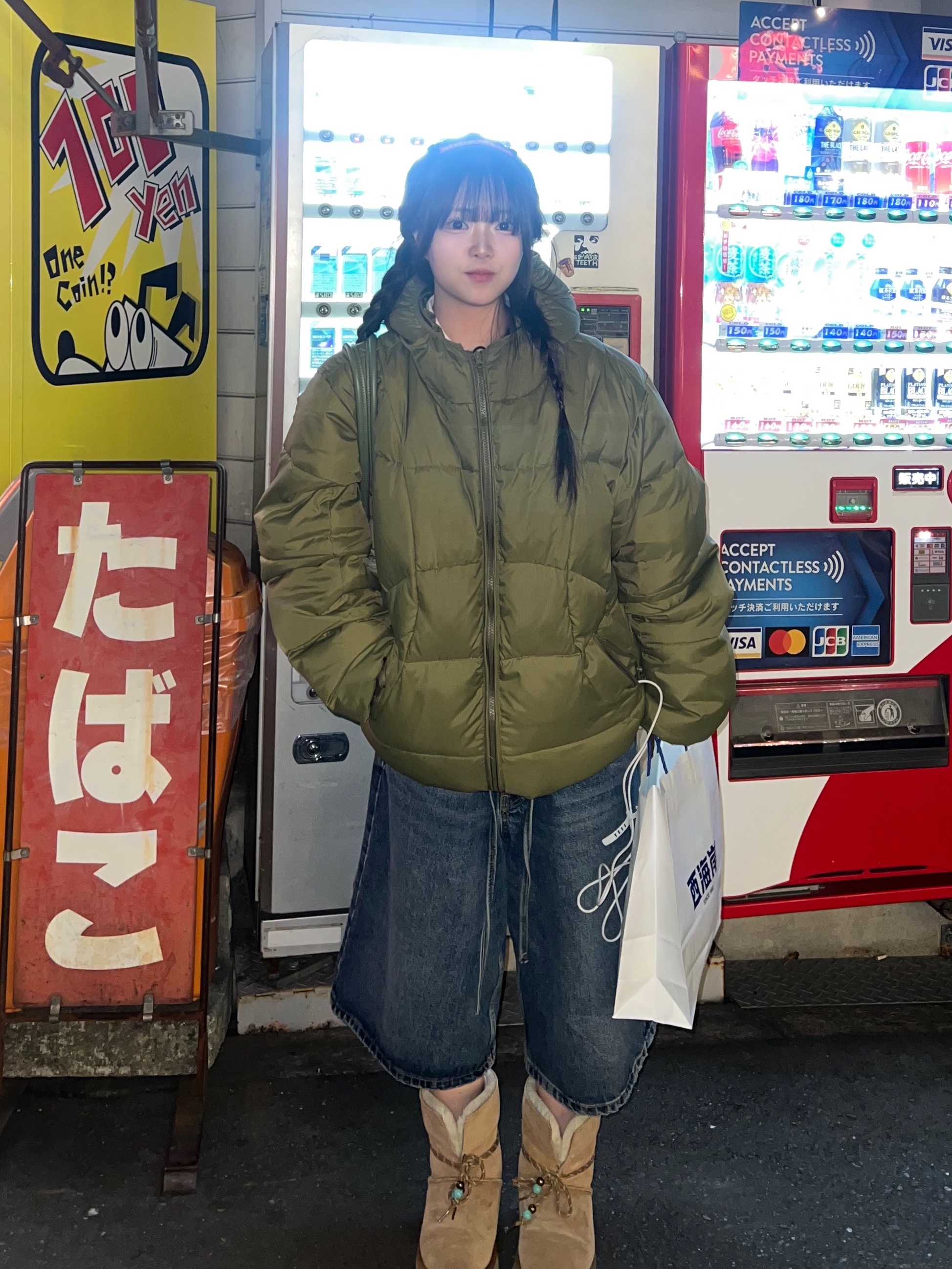 Matin Kim Nylon Boston Bag Khaki, Zara x Rhuigi Denim Bermuda Pants Medium Blue 착용 스타일 - 1