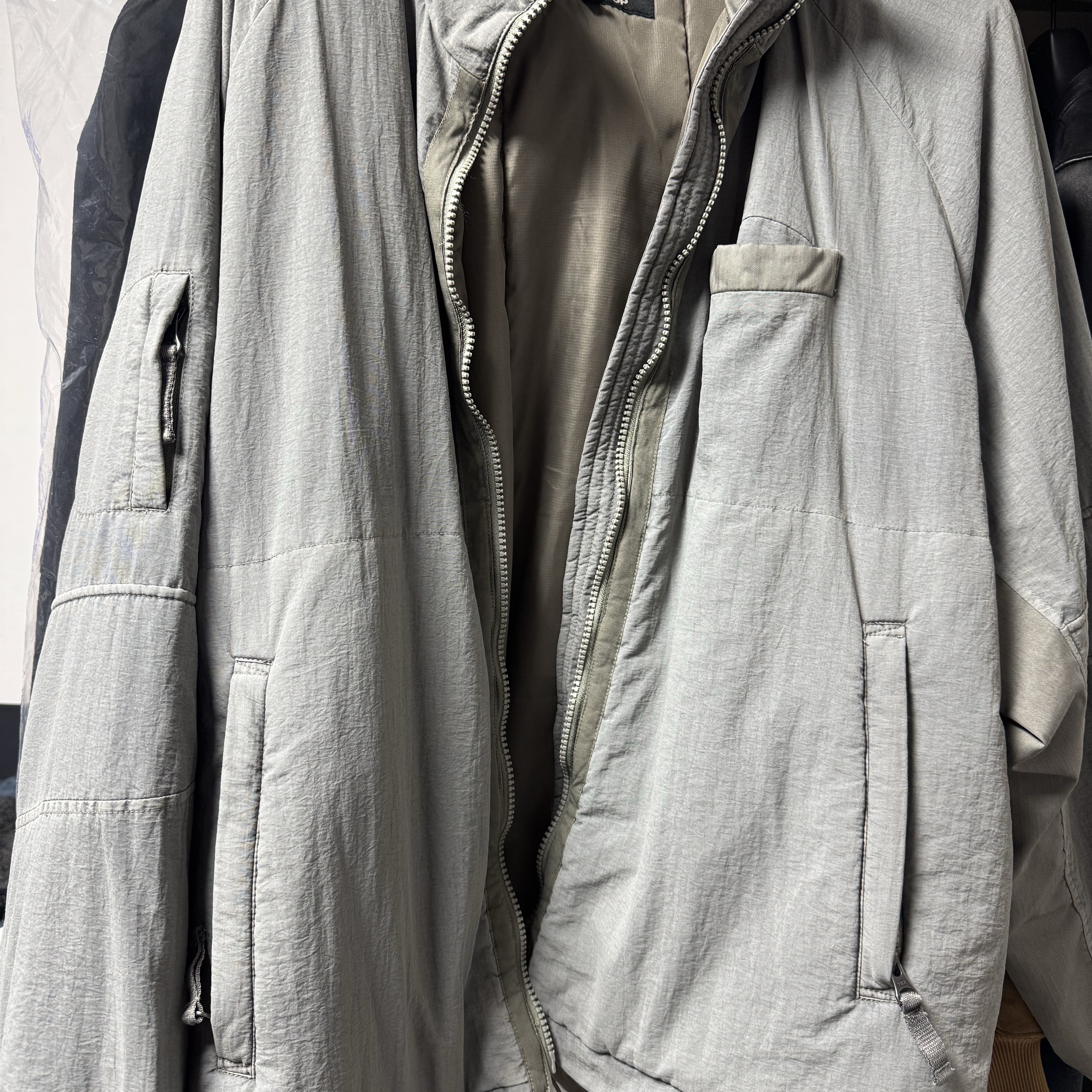 Polyteru x Nomanual Light Zip Puffer Light Khaki (Level-7 Base) 착용 스타일