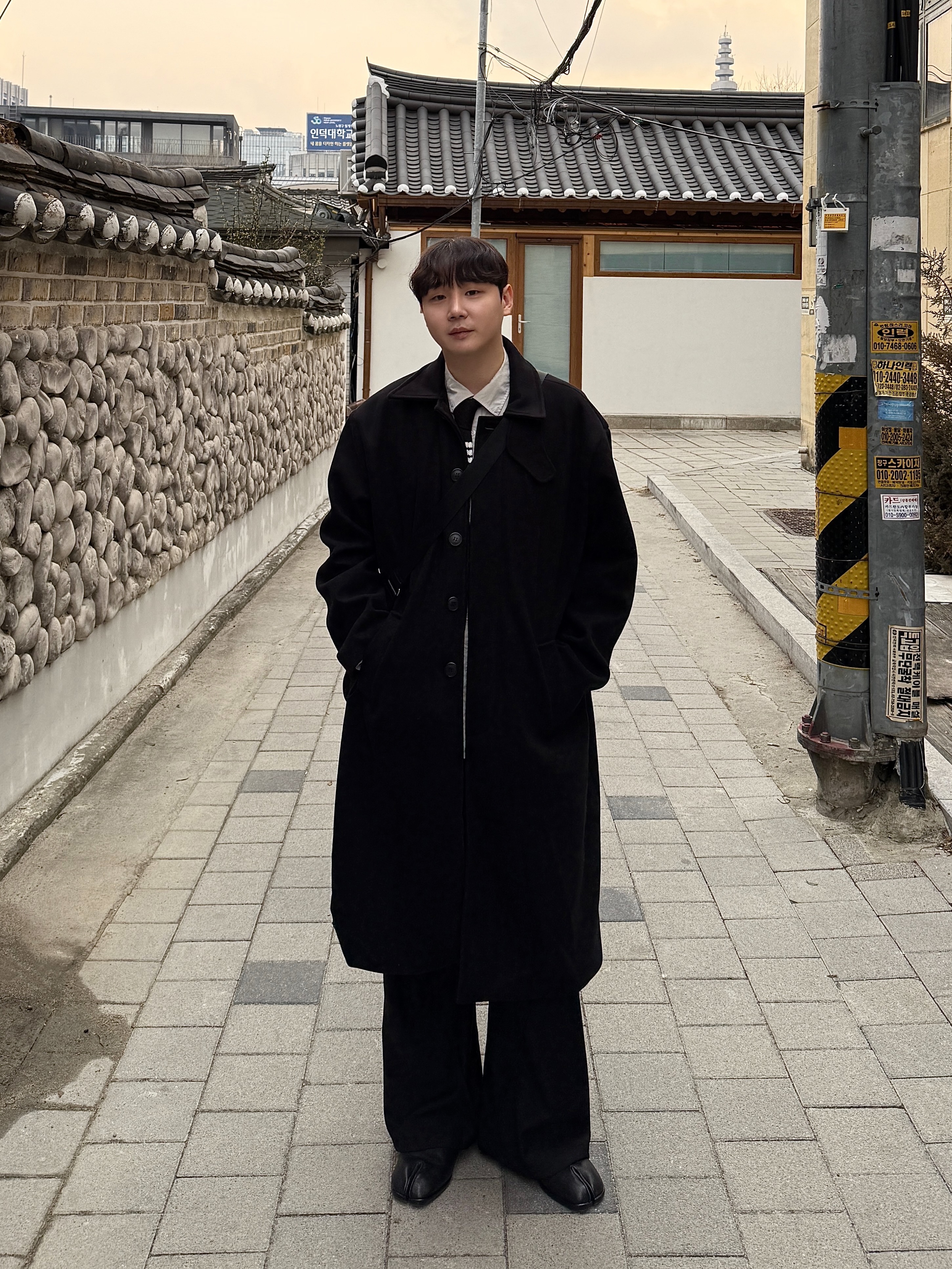 Maison Margiela Slip-On Tabi Shoes Black, Thom Browne Silk Knit 4-Bar Tie Black 착용 스타일 - 1