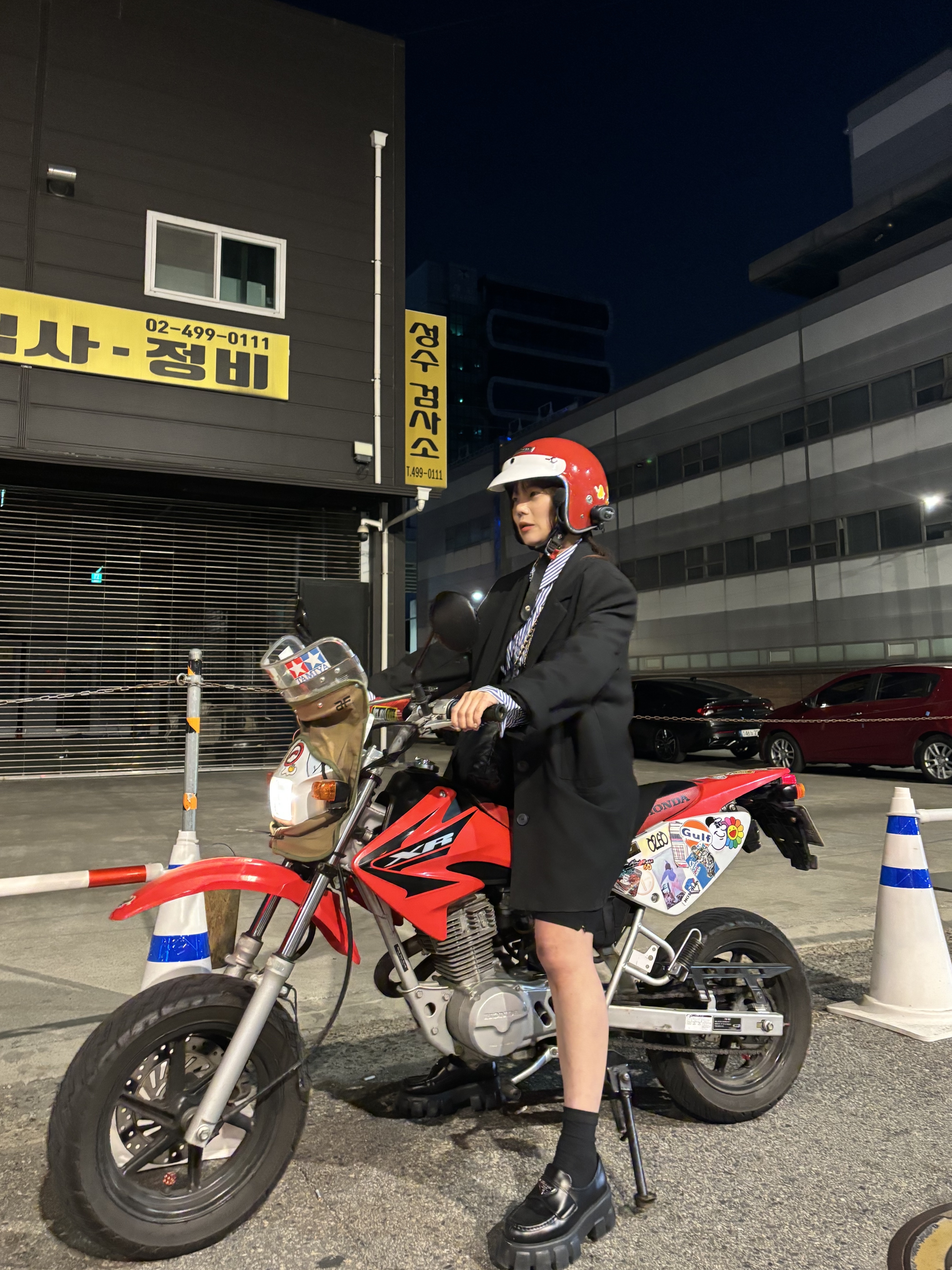 프라다 모놀리스 브러쉬드 레더 로퍼 블랙, 이미스 뉴 로고 피그먼트 볼캡 블랙 착용 스타일 - 1