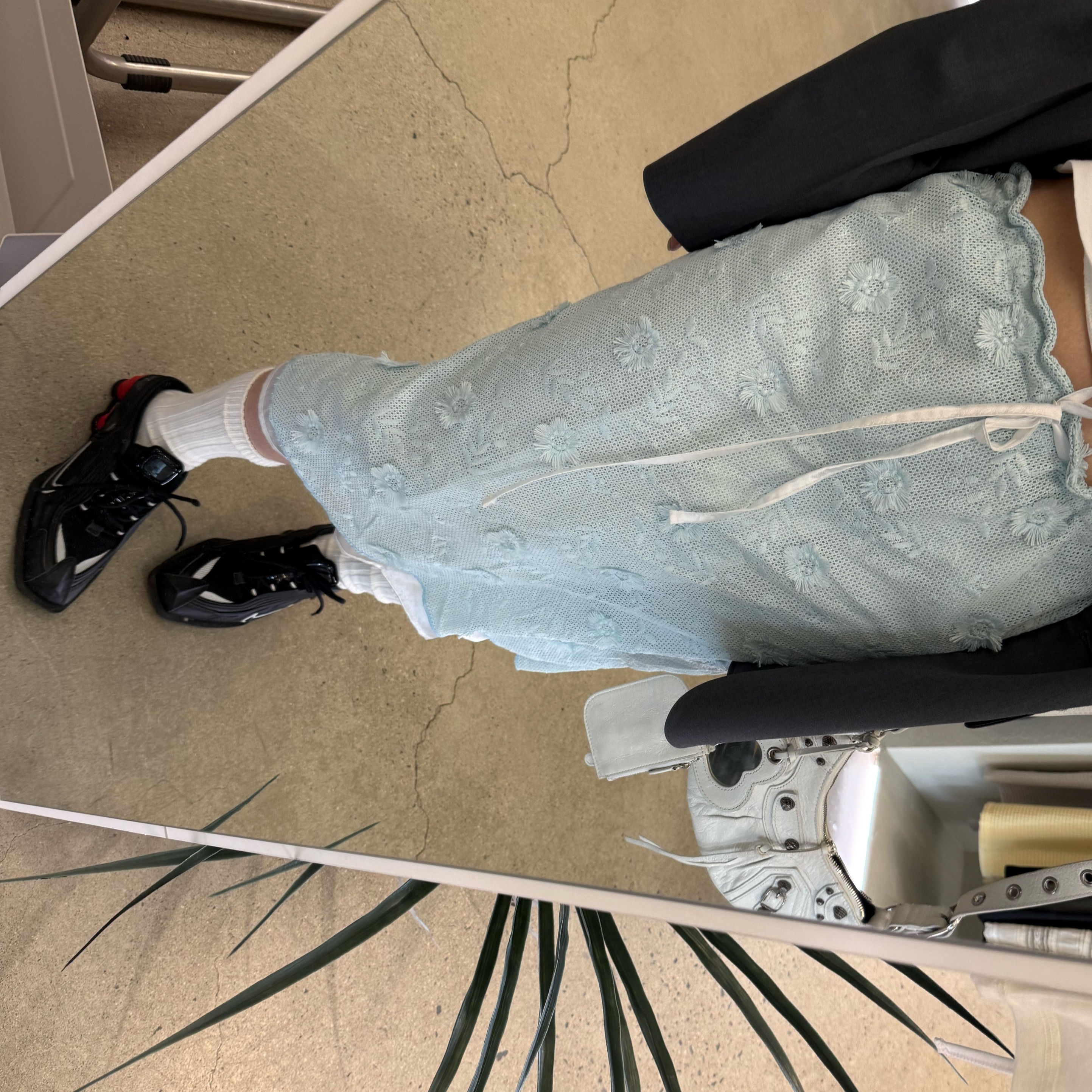 Balenciaga Arena Lambskin Le Cagole XS Shoulder Bag White, Nike x Martine Rose Shox MR4 Black 착용 스타일 - 9