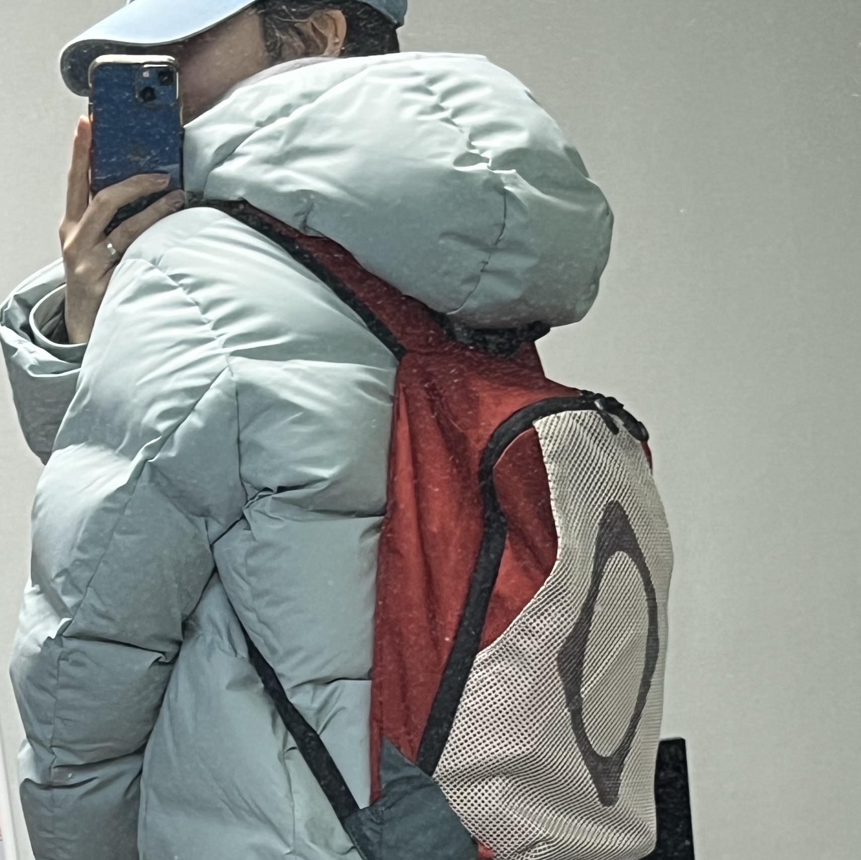 Mischief Rhombus Mesh Backpack Beige Red 착용 스타일