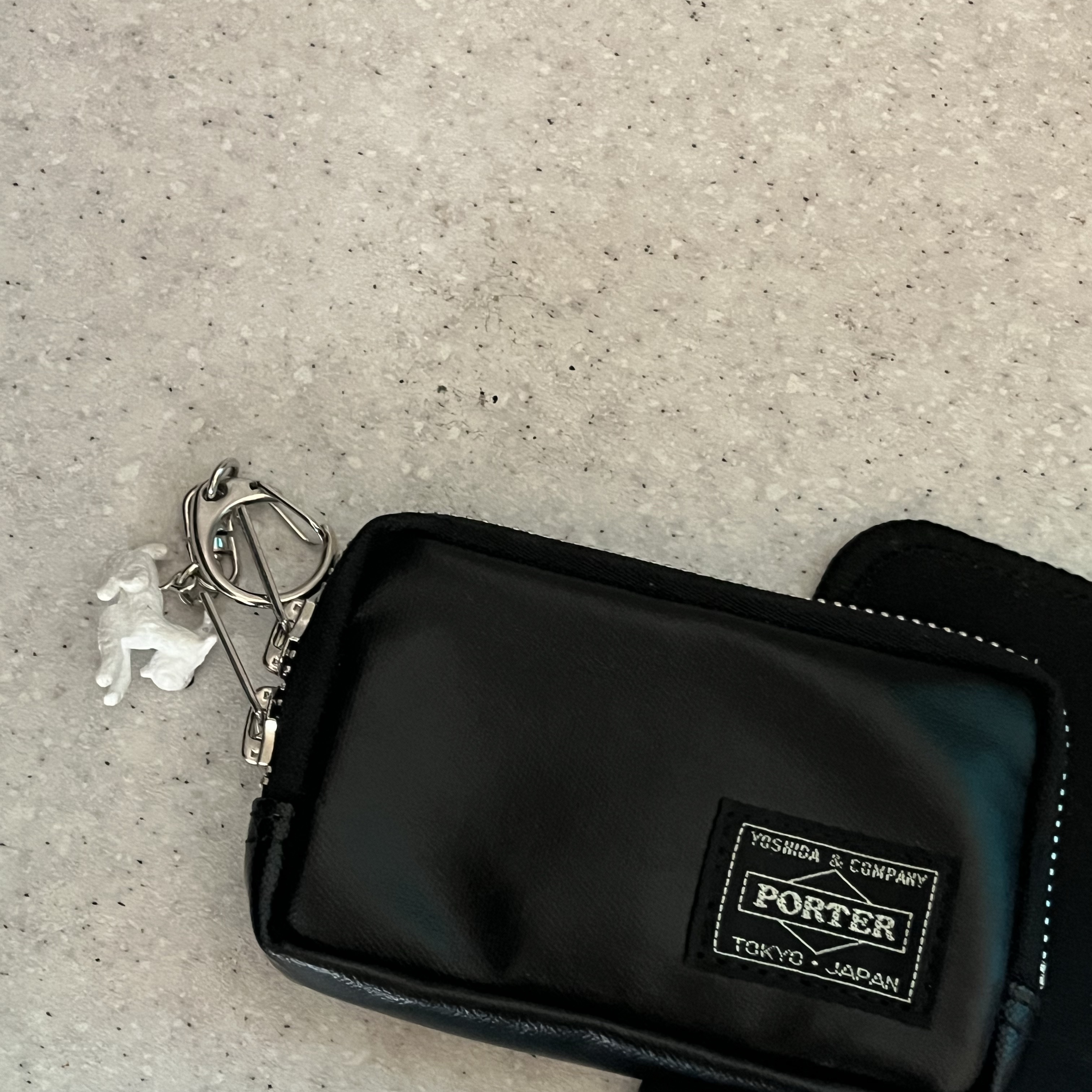 Porter Freestyle Multi Coin Case Black 착용 스타일
