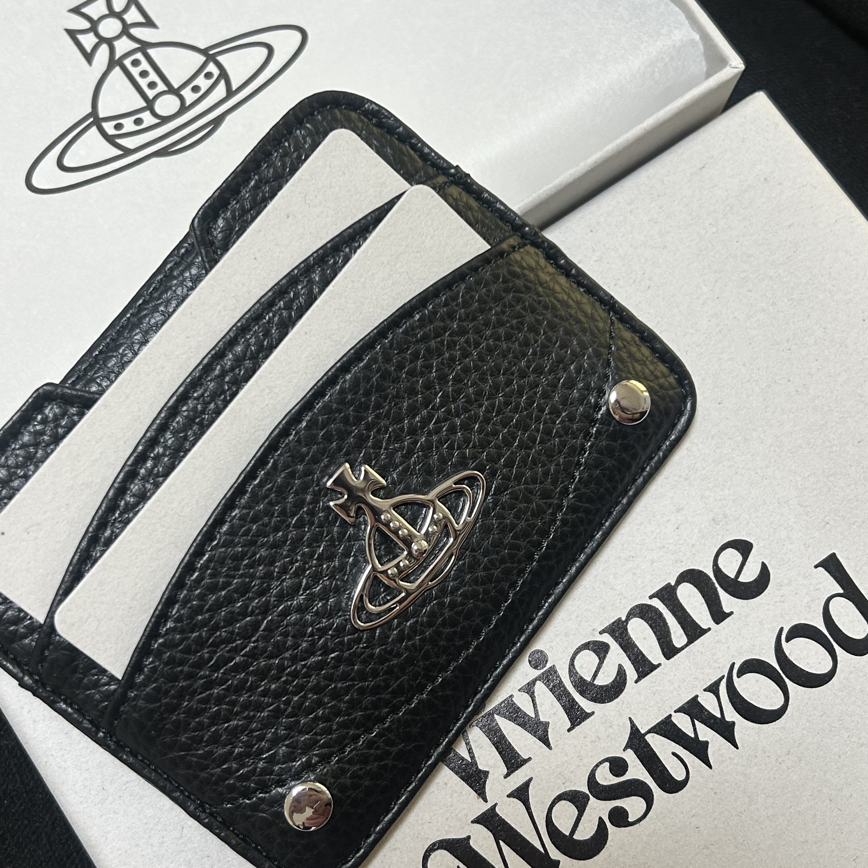 Vivienne Westwood Half Moon Card Holder Black 착용 스타일