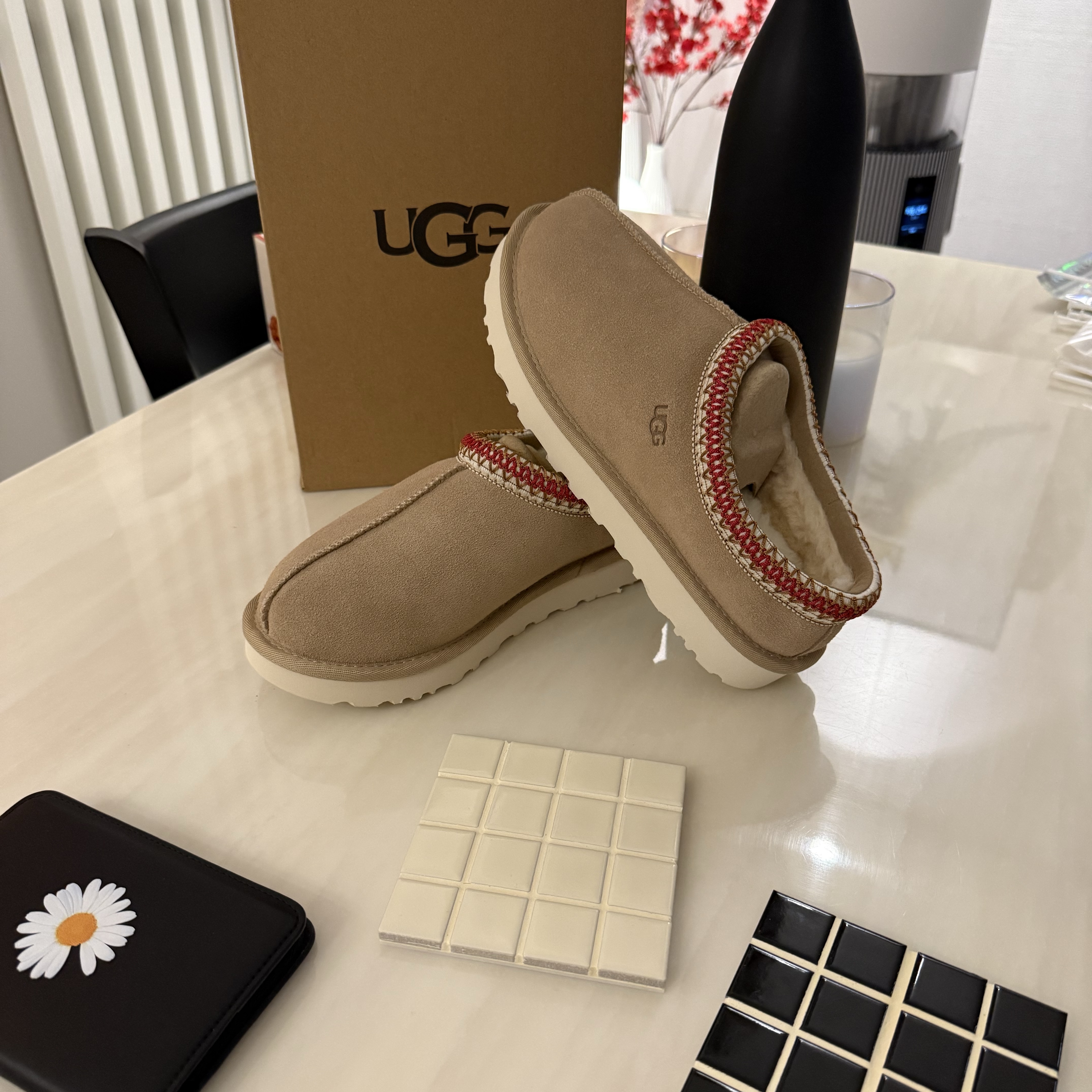 (W) UGG Tasman Slipper Sand Dark Cherry, Peaceminusone Passport Case #1 Black 착용 스타일