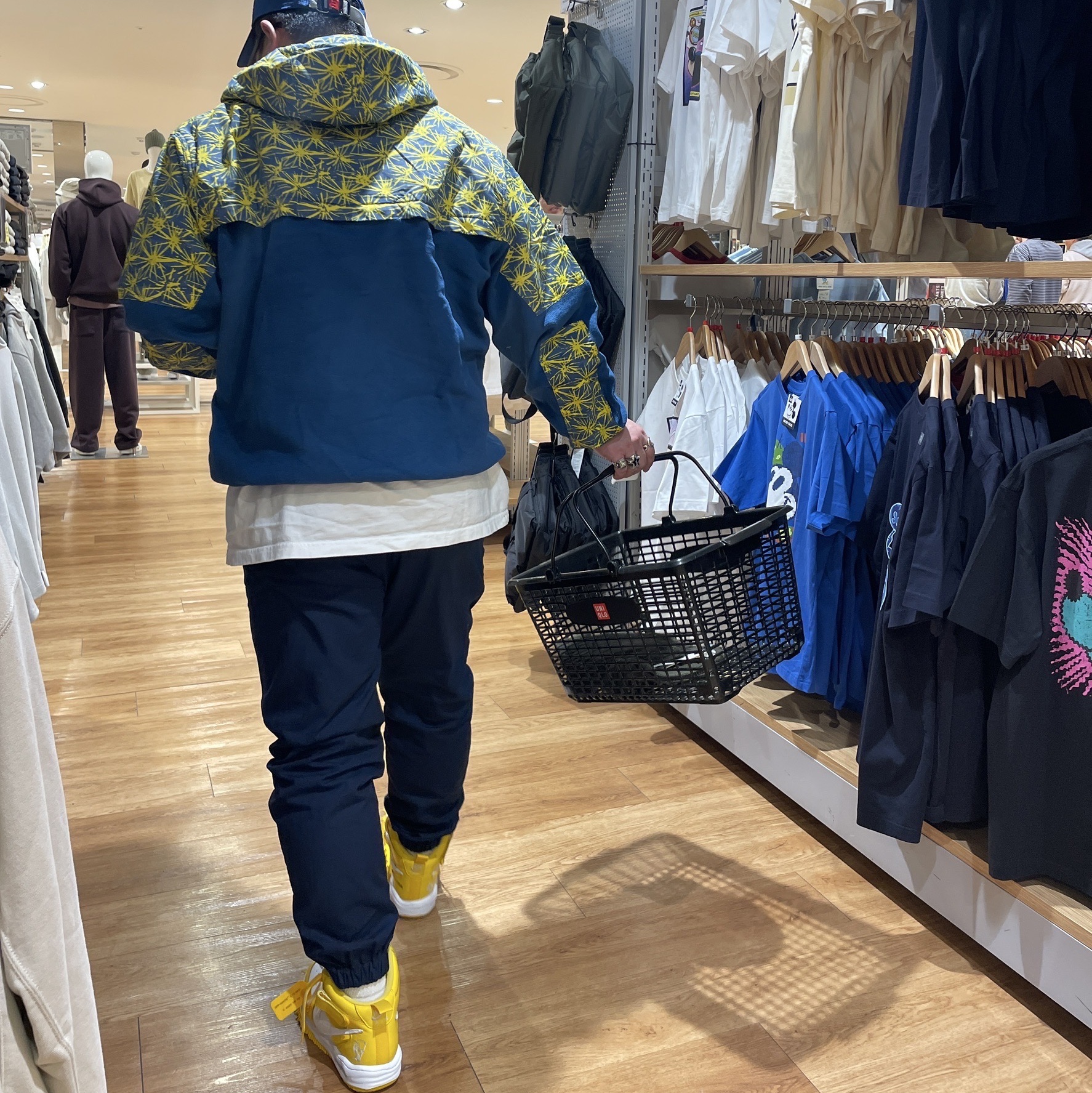 Nike x Off-White Air Force 1 Mid SP Leather Varsity Maize 착용 스타일 - 3