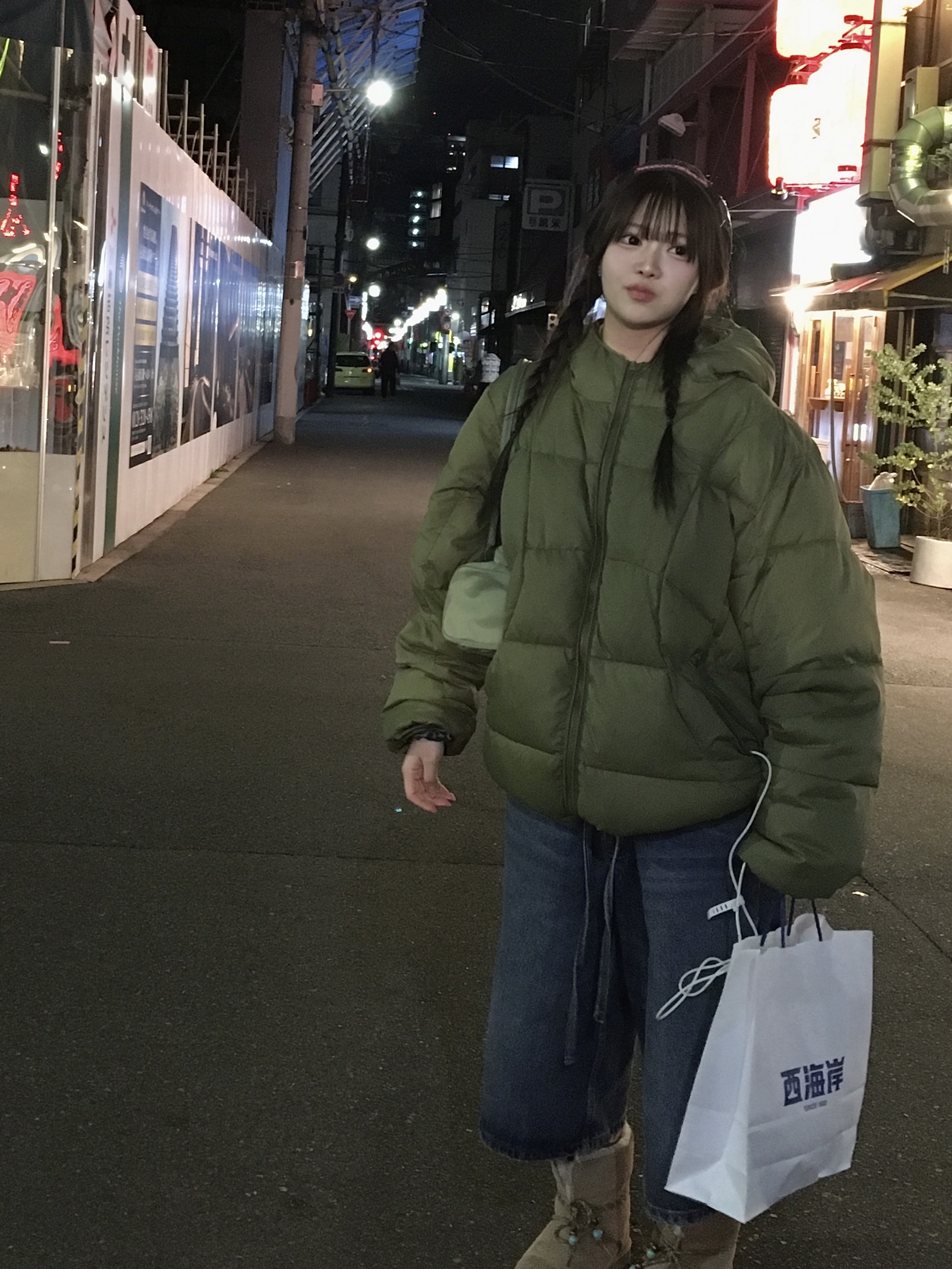 Matin Kim Nylon Boston Bag Khaki, Zara x Rhuigi Denim Bermuda Pants Medium Blue 착용 스타일 - 3