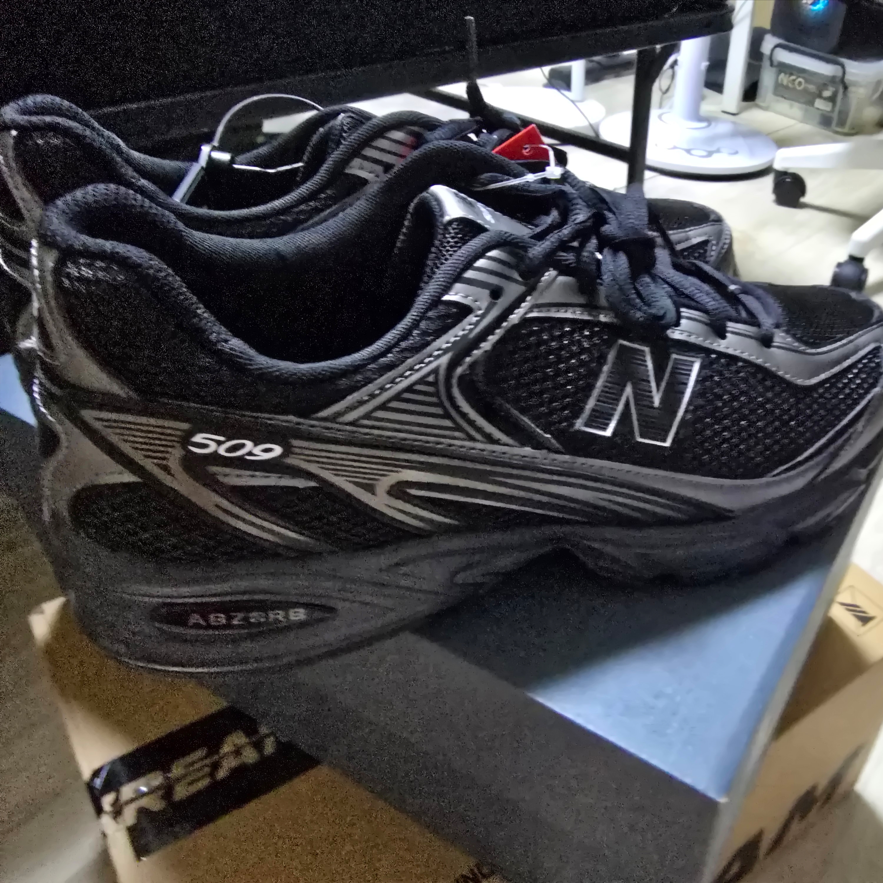New Balance 509 Black 착용 스타일 - 2