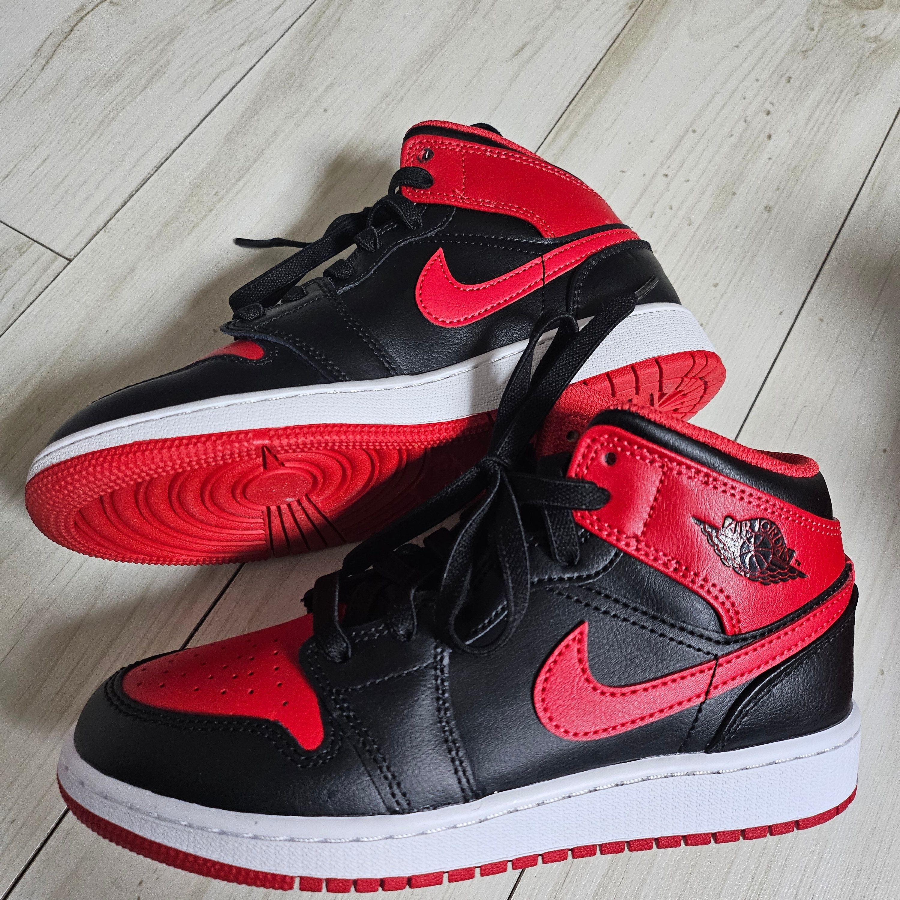 (GS) Jordan 1 Mid Black Fire Red 착용 스타일 - 4