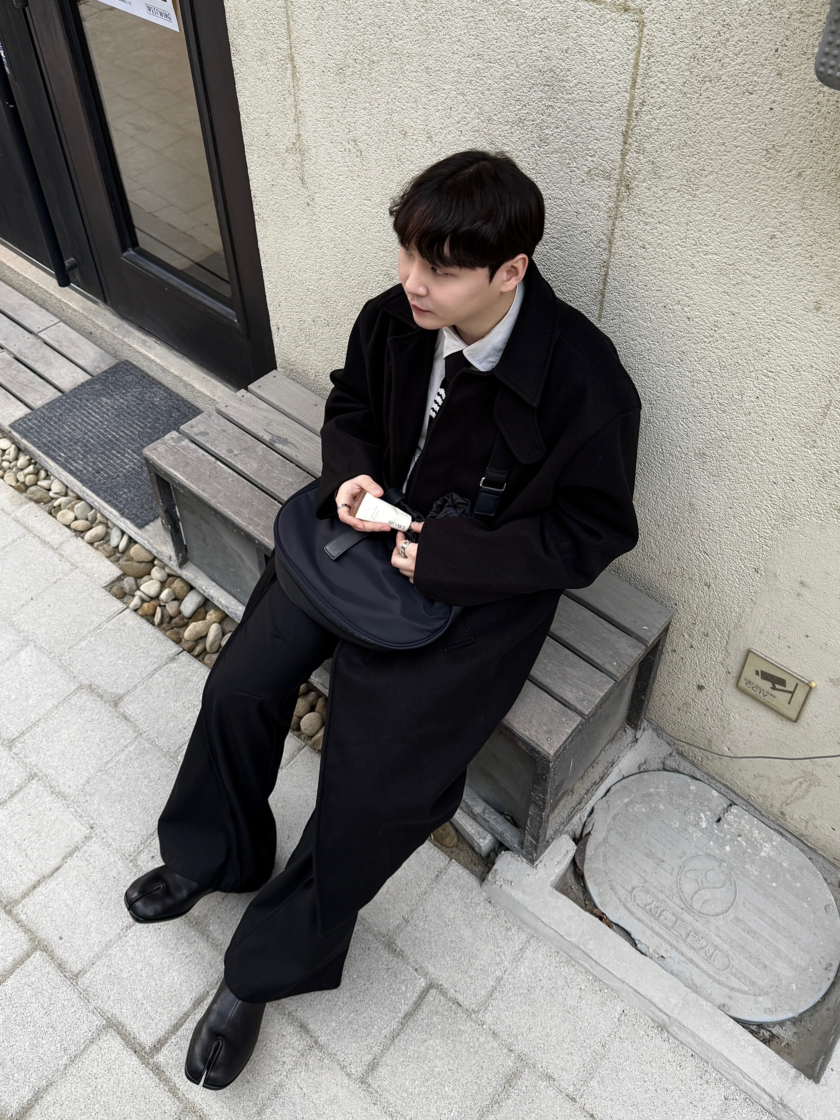 Maison Margiela Slip-On Tabi Shoes Black, Thom Browne Silk Knit 4-Bar Tie Black 착용 스타일 - 3