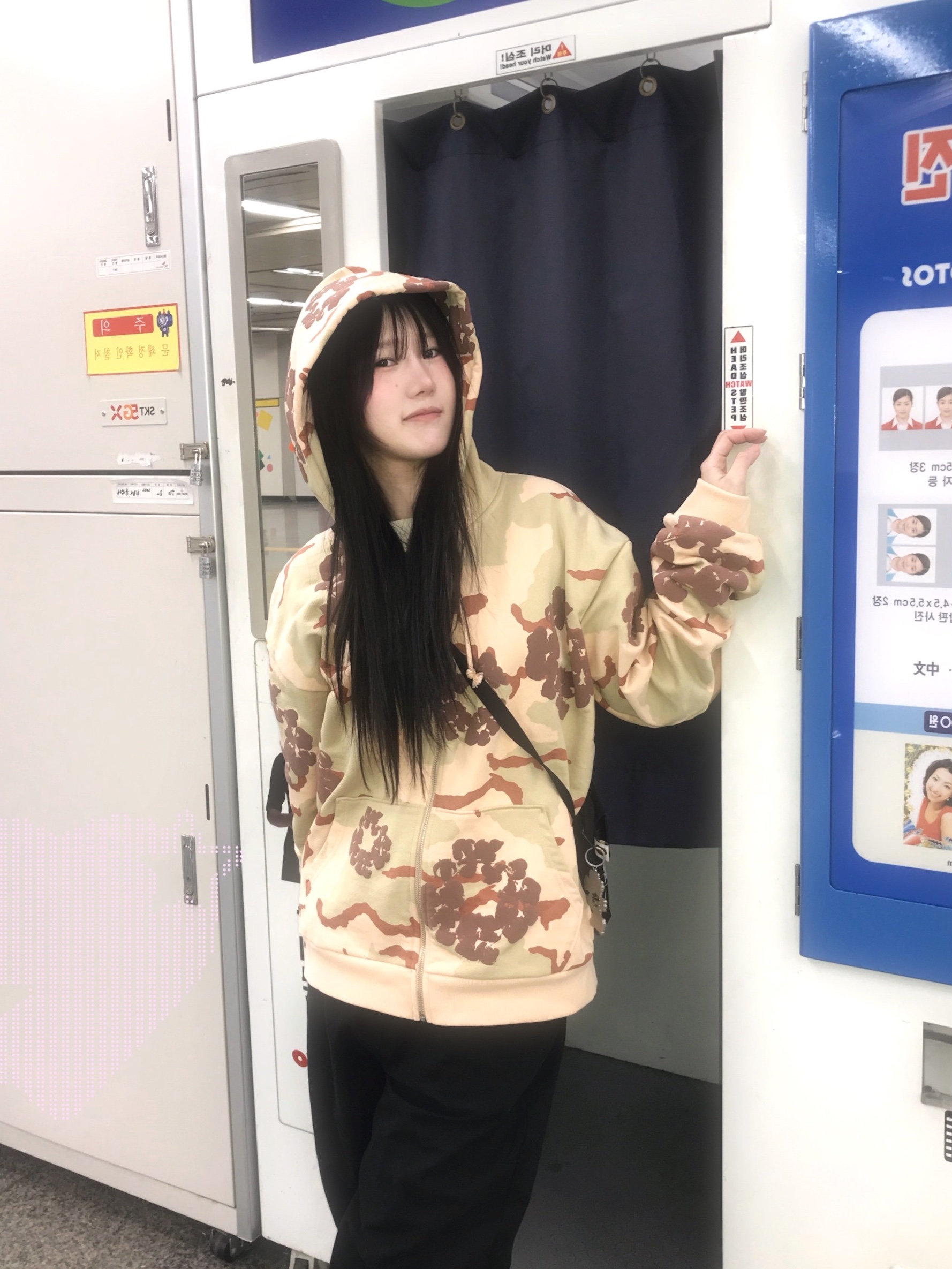 Denim Tears Cotton Wreath Zip Hoodie Desert Storm Camo 착용 스타일 - 2