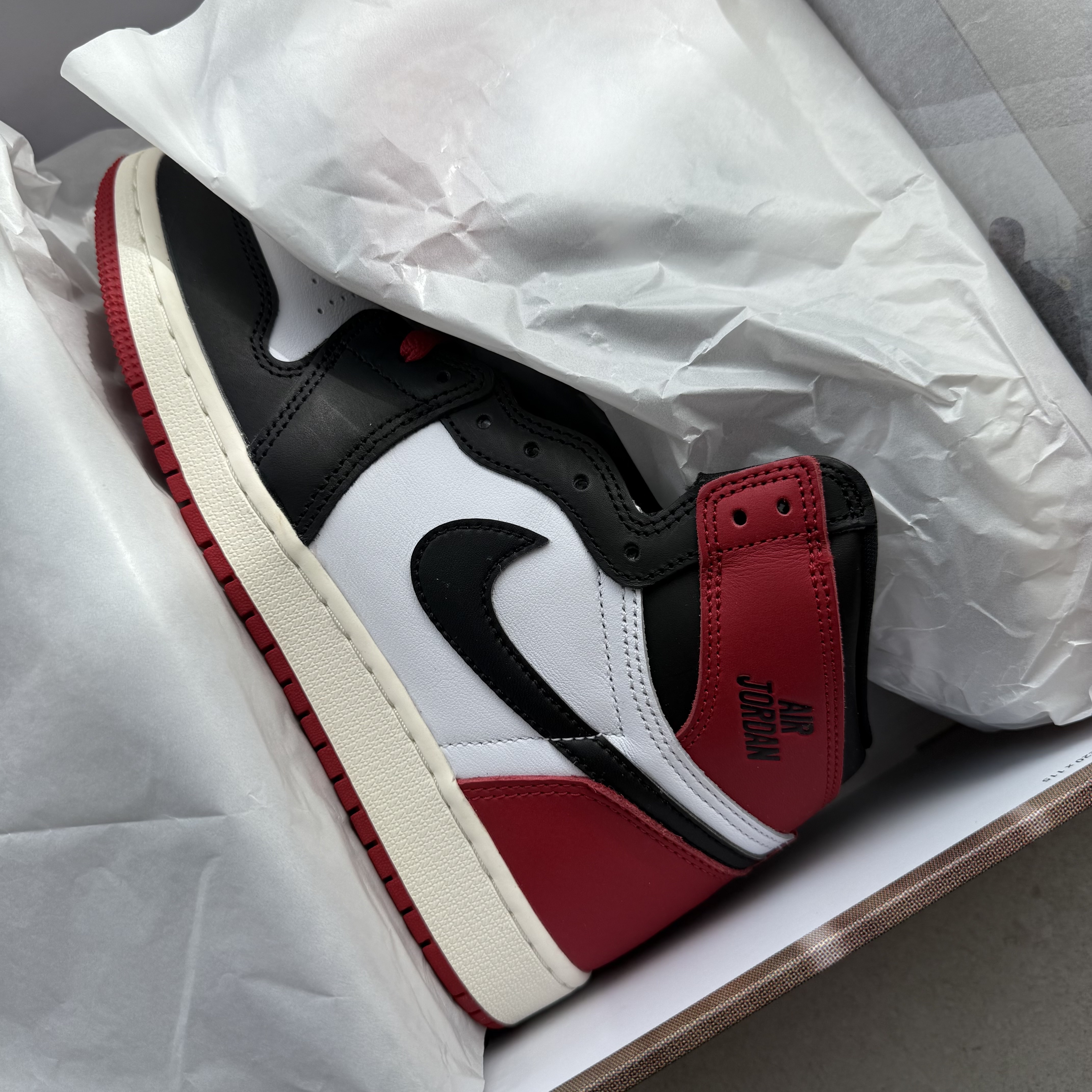 Jordan 1 Retro High OG Black Toe, (GS) Jordan 1 Retro High OG Black Toe 착용 스타일 - 3